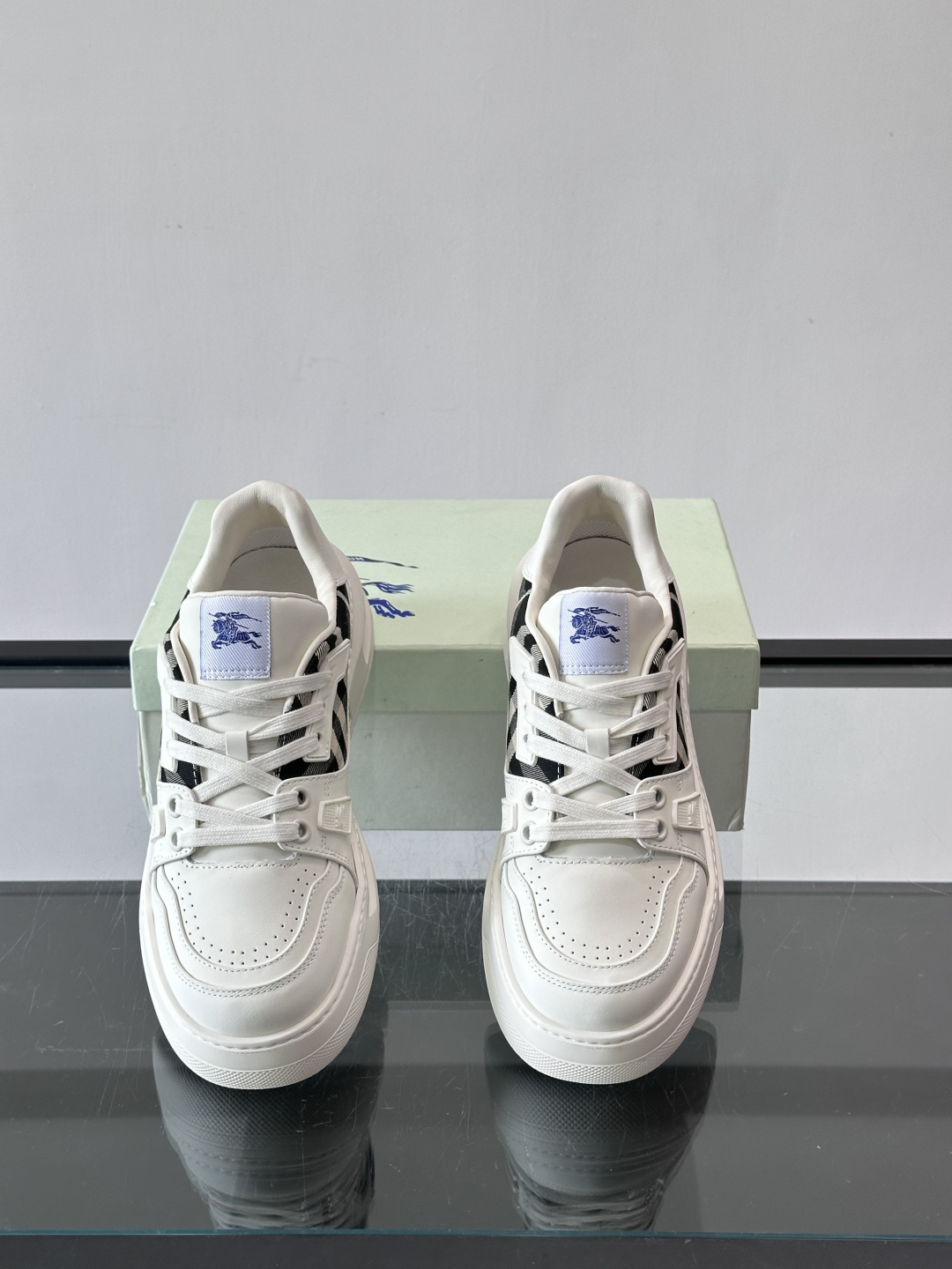 ◾️▫️B家男士经典低帮运动鞋，以 Vintage 复古格纹棉与牛皮材质焕新演绎，装饰焕新的品牌徽标。头