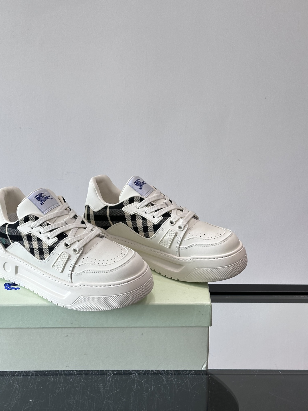 ◾️▫️B家男士经典低帮运动鞋，以 Vintage 复古格纹棉与牛皮材质焕新演绎，装饰焕新的品牌徽标。头