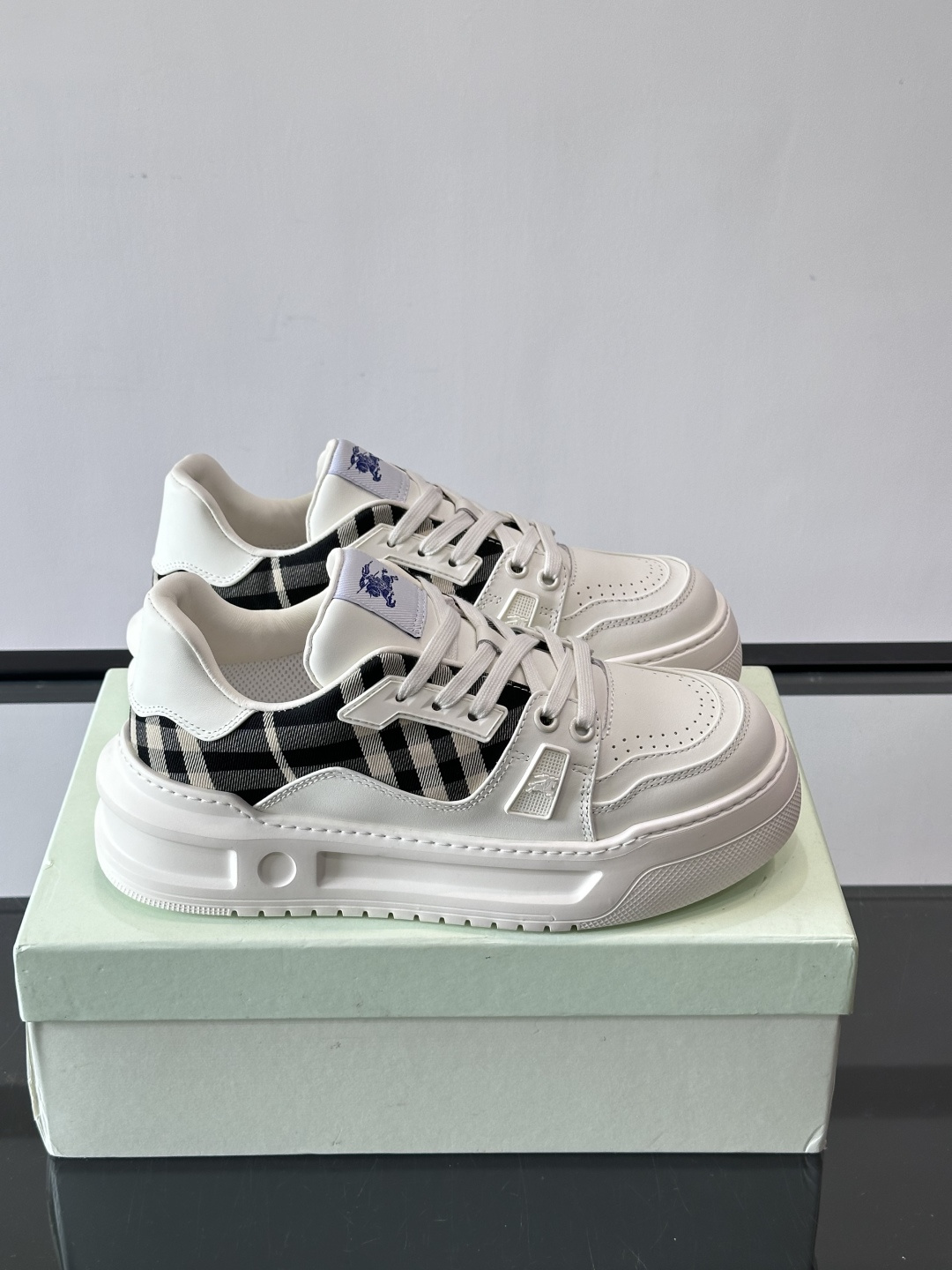 ◾️▫️B家男士经典低帮运动鞋，以 Vintage 复古格纹棉与牛皮材质焕新演绎，装饰焕新的品牌徽标。头