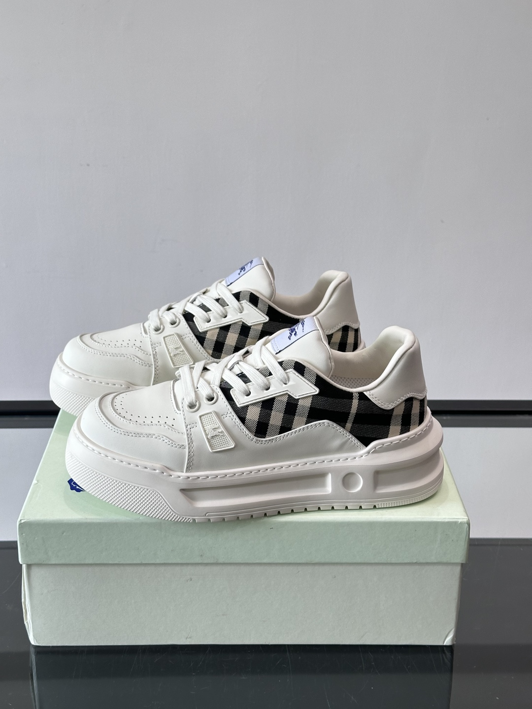 ◾️▫️B家男士经典低帮运动鞋，以 Vintage 复古格纹棉与牛皮材质焕新演绎，装饰焕新的品牌徽标。头