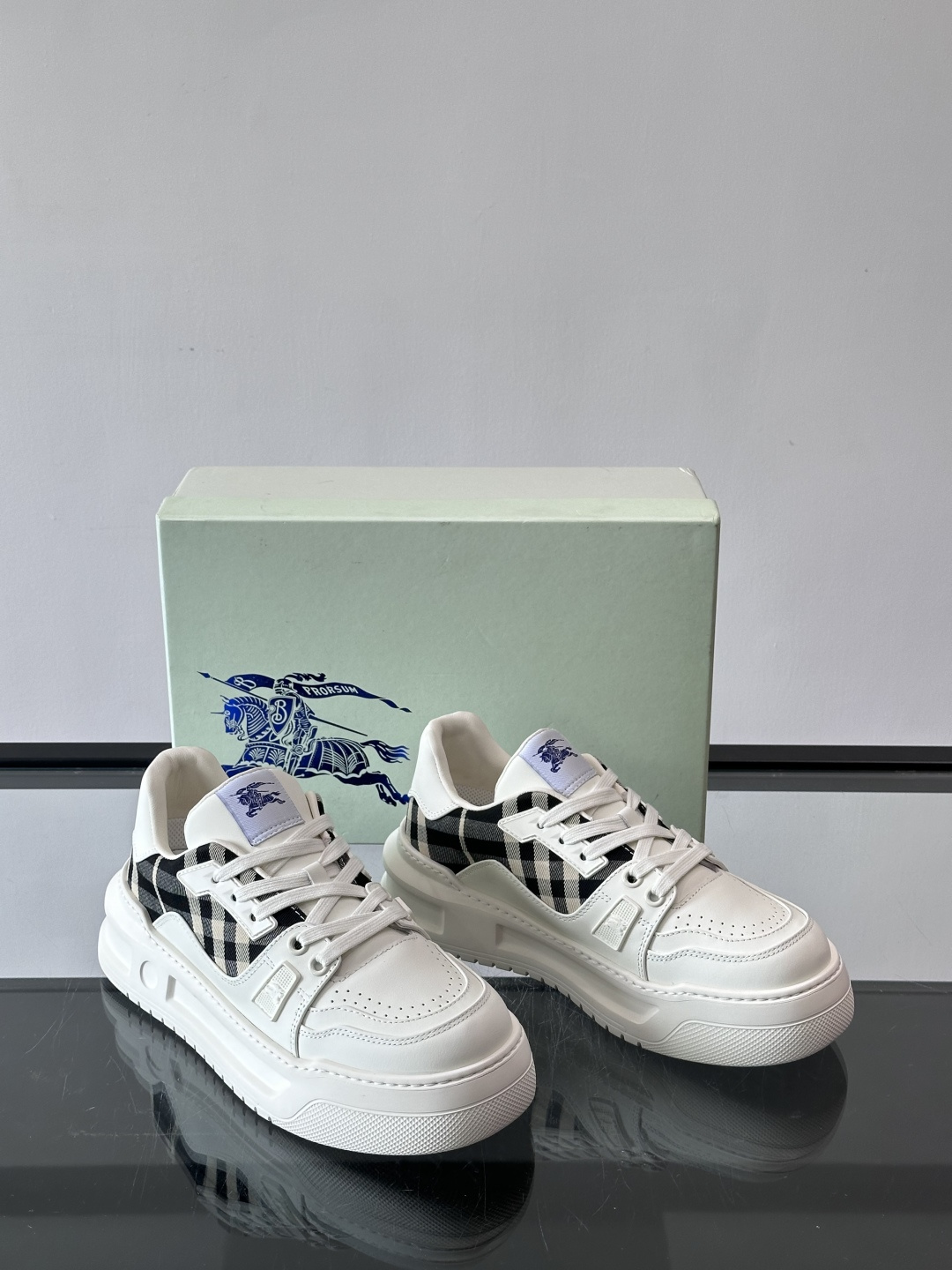 ◾️▫️B家男士经典低帮运动鞋，以 Vintage 复古格纹棉与牛皮材质焕新演绎，装饰焕新的品牌徽标。头