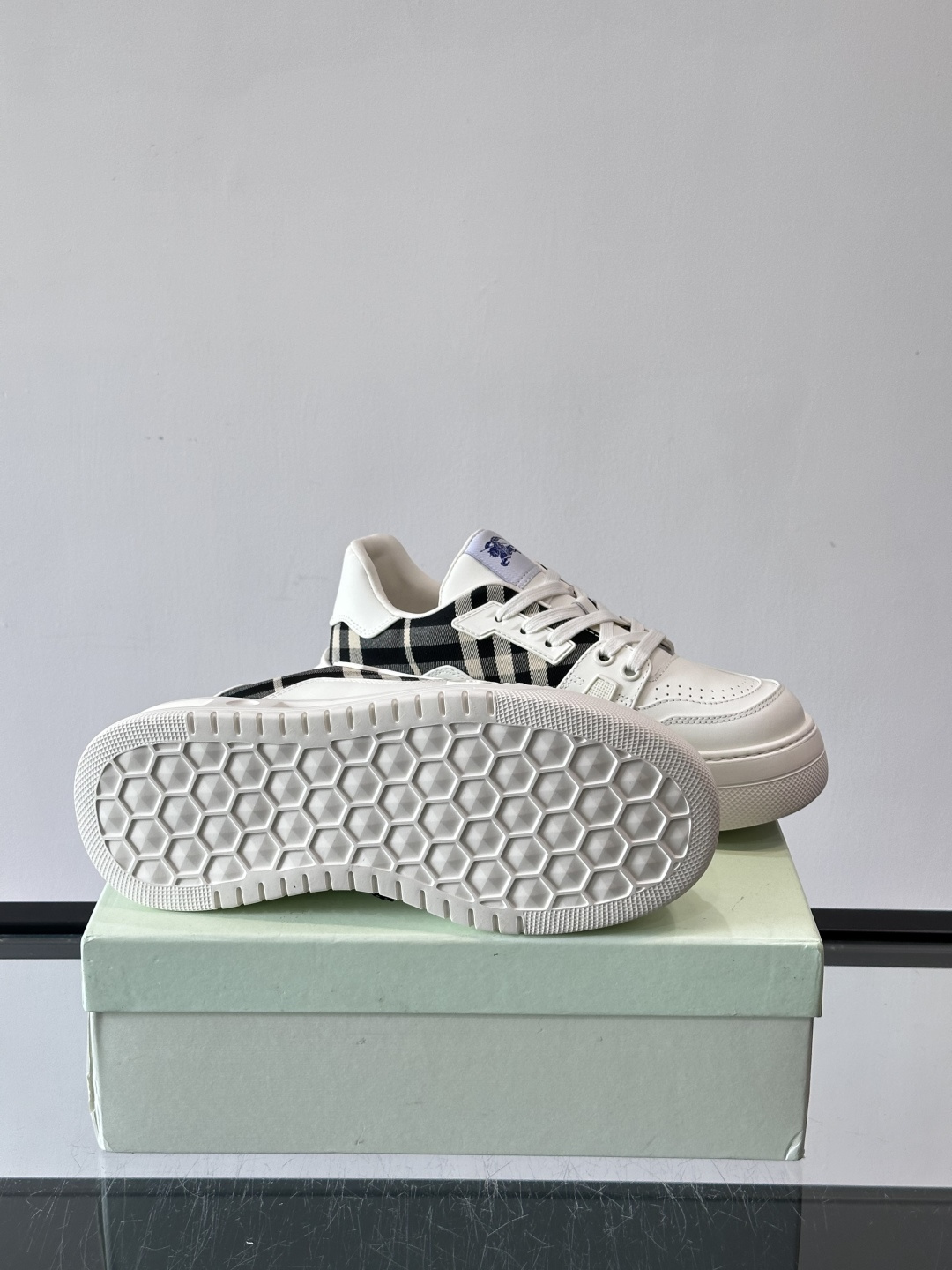 ◾️▫️B家男士经典低帮运动鞋，以 Vintage 复古格纹棉与牛皮材质焕新演绎，装饰焕新的品牌徽标。头