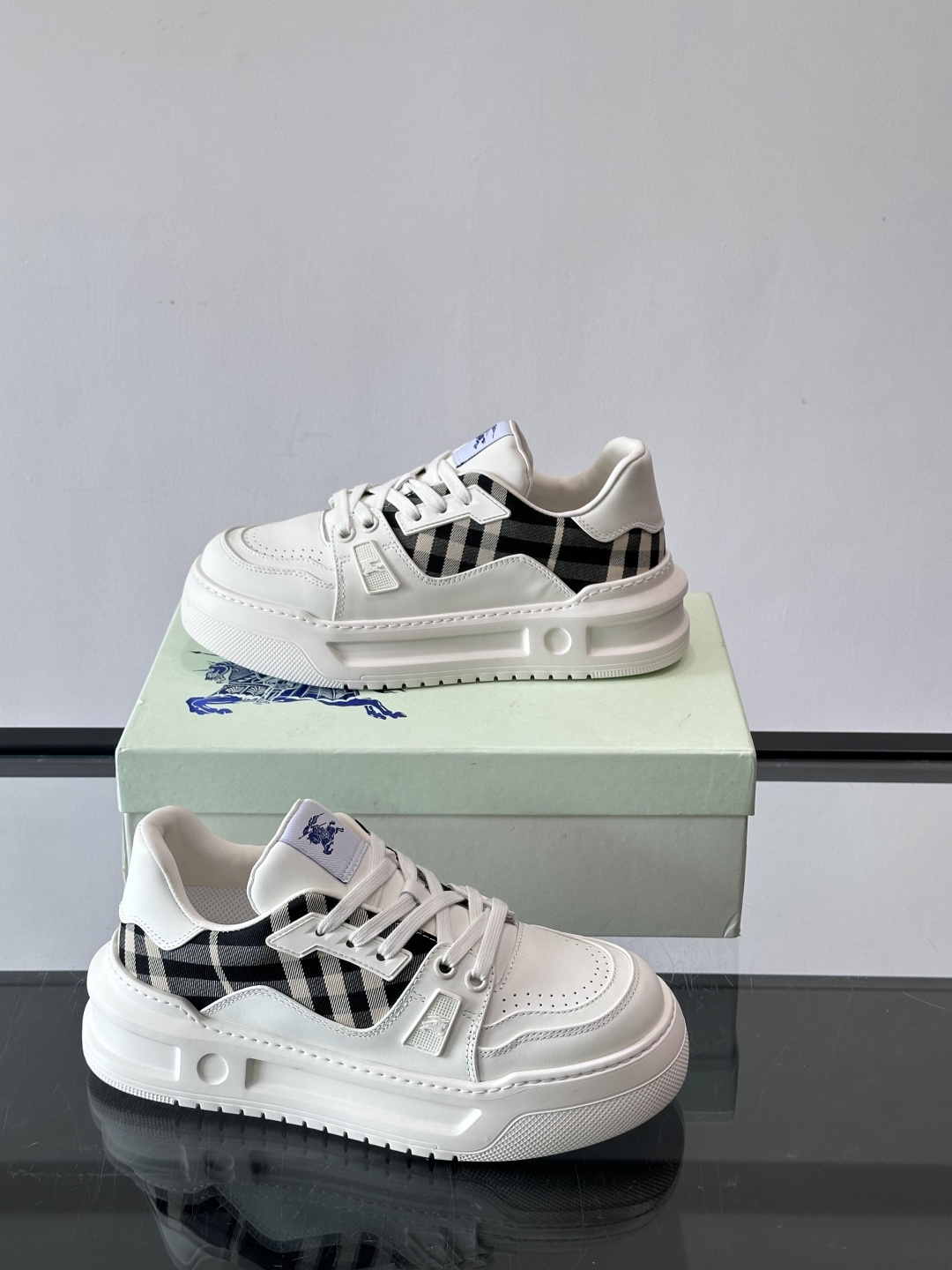 ◾️▫️B家男士经典低帮运动鞋，以 Vintage 复古格纹棉与牛皮材质焕新演绎，装饰焕新的品牌徽标。头