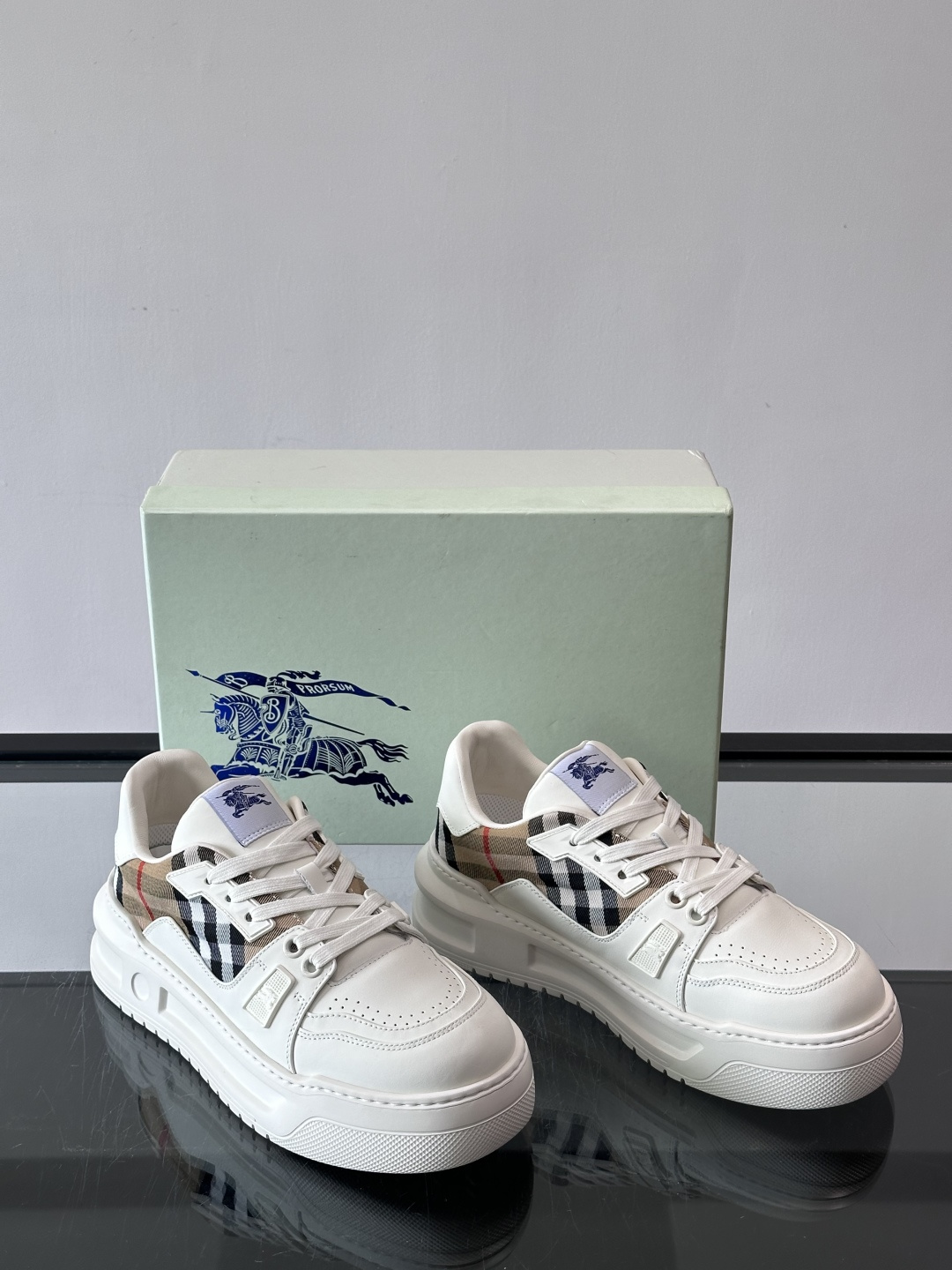 ◾️▫️B家男士经典低帮运动鞋，以 Vintage 复古格纹棉与牛皮材质焕新演绎，装饰焕新的品牌徽标。头