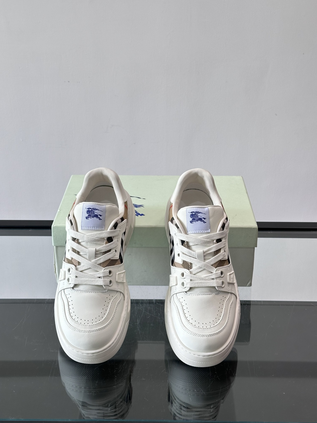 ◾️▫️B家男士经典低帮运动鞋，以 Vintage 复古格纹棉与牛皮材质焕新演绎，装饰焕新的品牌徽标。头