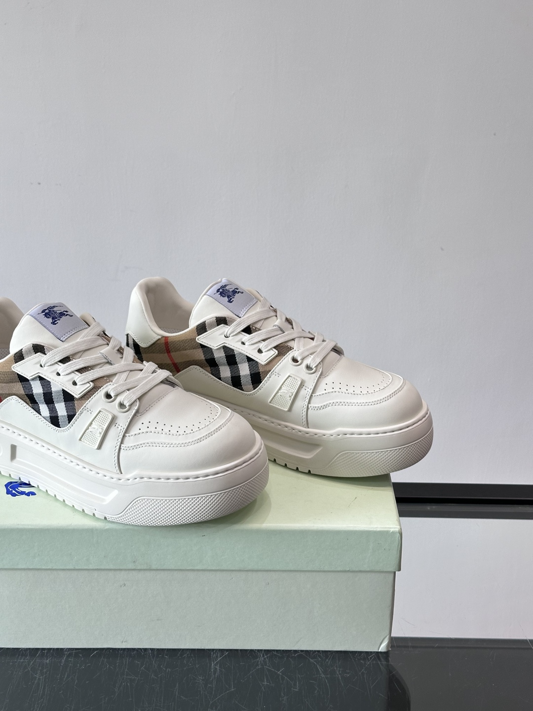 ◾️▫️B家男士经典低帮运动鞋，以 Vintage 复古格纹棉与牛皮材质焕新演绎，装饰焕新的品牌徽标。头