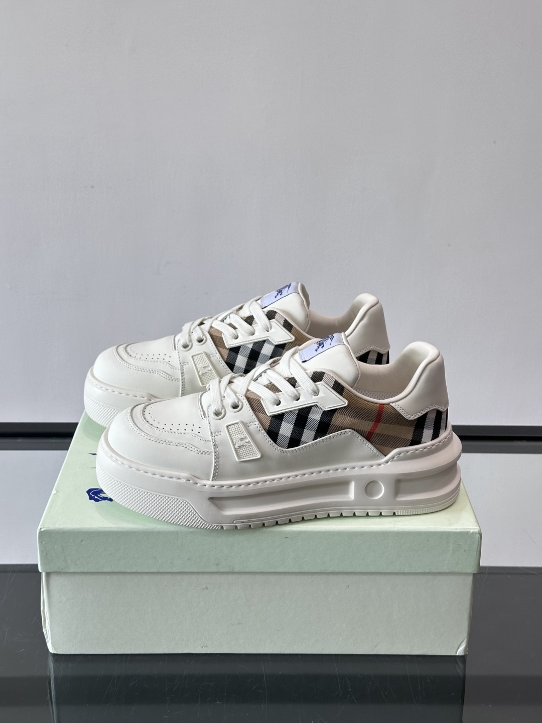 ◾️▫️B家男士经典低帮运动鞋，以 Vintage 复古格纹棉与牛皮材质焕新演绎，装饰焕新的品牌徽标。头