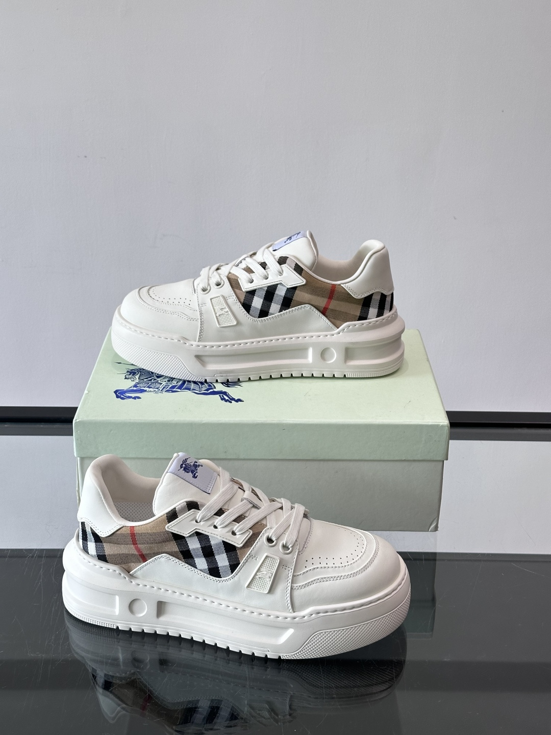 ◾️▫️B家男士经典低帮运动鞋，以 Vintage 复古格纹棉与牛皮材质焕新演绎，装饰焕新的品牌徽标。头