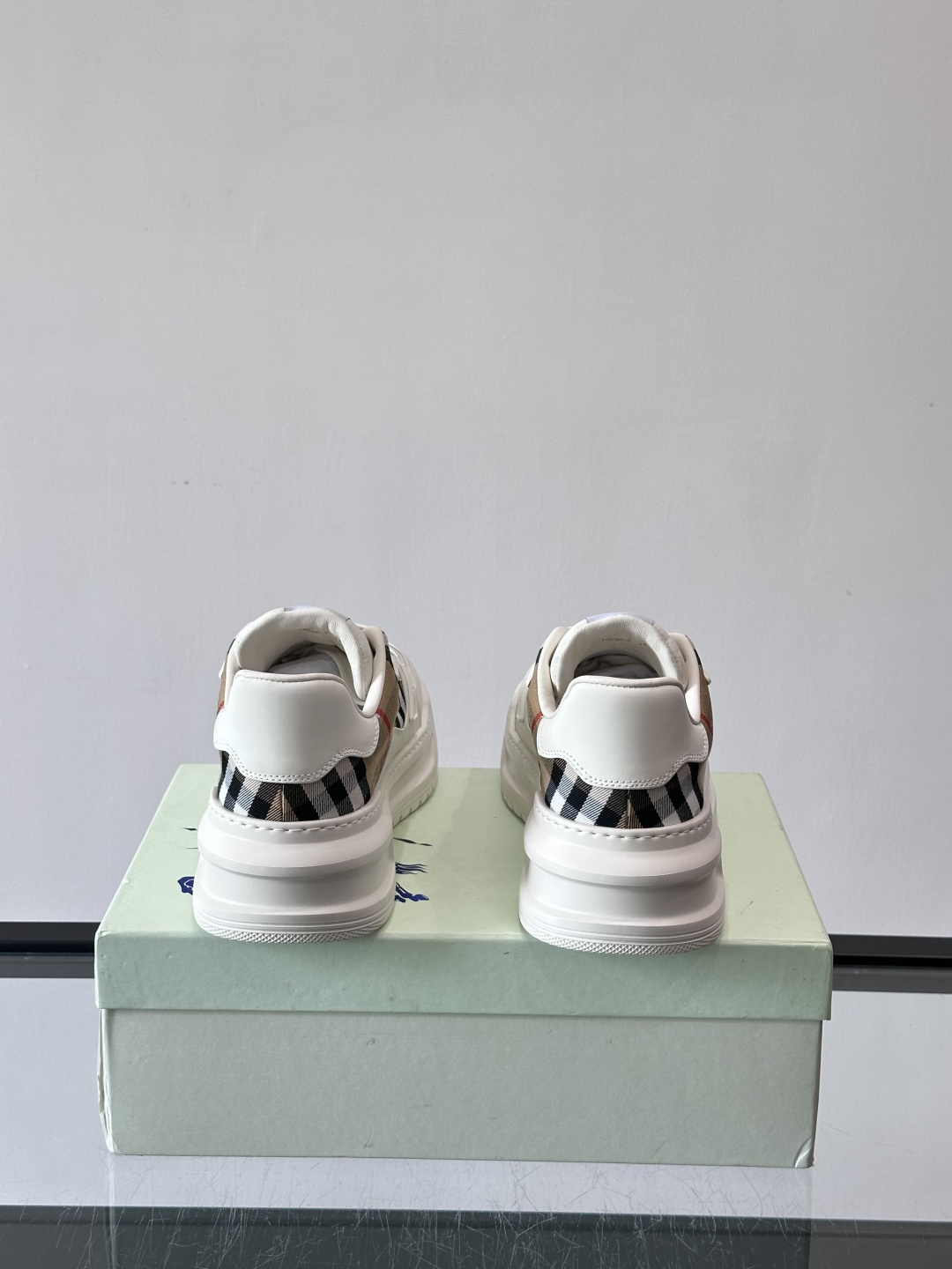 ◾️▫️B家男士经典低帮运动鞋，以 Vintage 复古格纹棉与牛皮材质焕新演绎，装饰焕新的品牌徽标。头