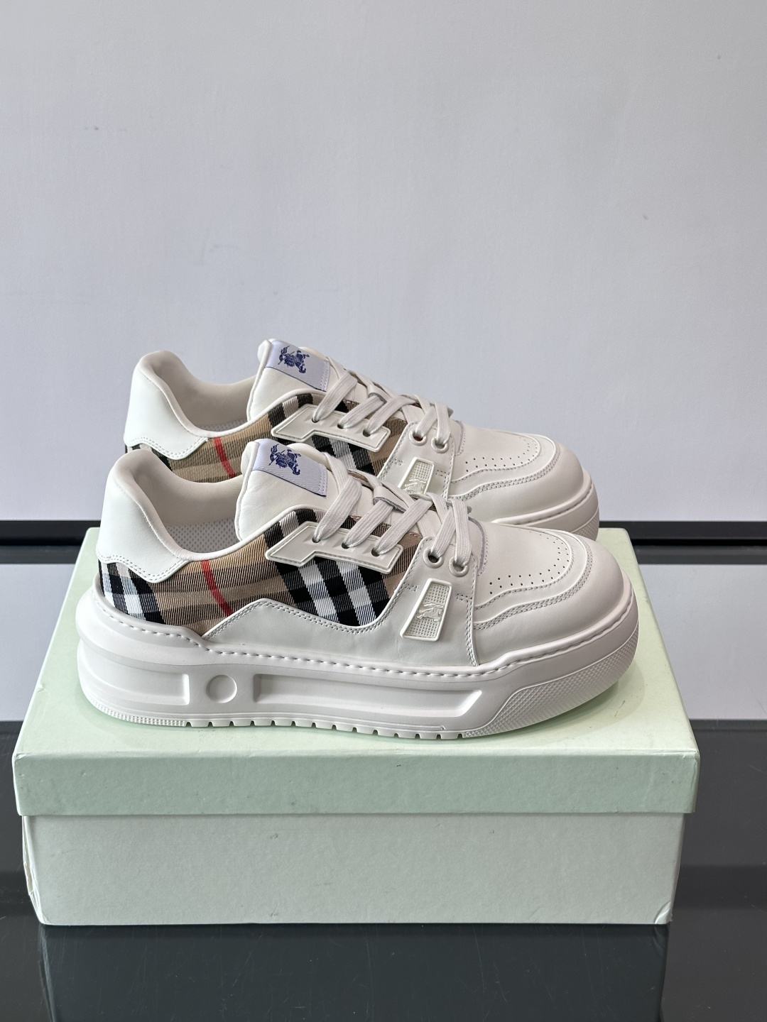 NO:620519,B's men's classic low-top sneakers are reinterpreted with Vintage retro plaid cotton and cowhide materials, decorated with a new brand logo. The first-layer cowhide lining, the heel is decorated with the Burberry letter embossed logo, and the original TPU outsole!  Size38-45 (customized at 38.45), Burberry casual shoes, burberry, burberry, sneakers, cowhide19860909B家男士经典低帮运动鞋,以 Vintage 复古格纹棉与牛皮材质焕新演绎,装饰焕新的品牌徽标.头层牛皮内里,鞋跟饰有 Burberry 字母压花徽标,TPU原版大底！ Size38-45（38.45定制）,巴宝莉 休闲鞋,burberry,burberry,sneakers,cowhide,Men's shoes