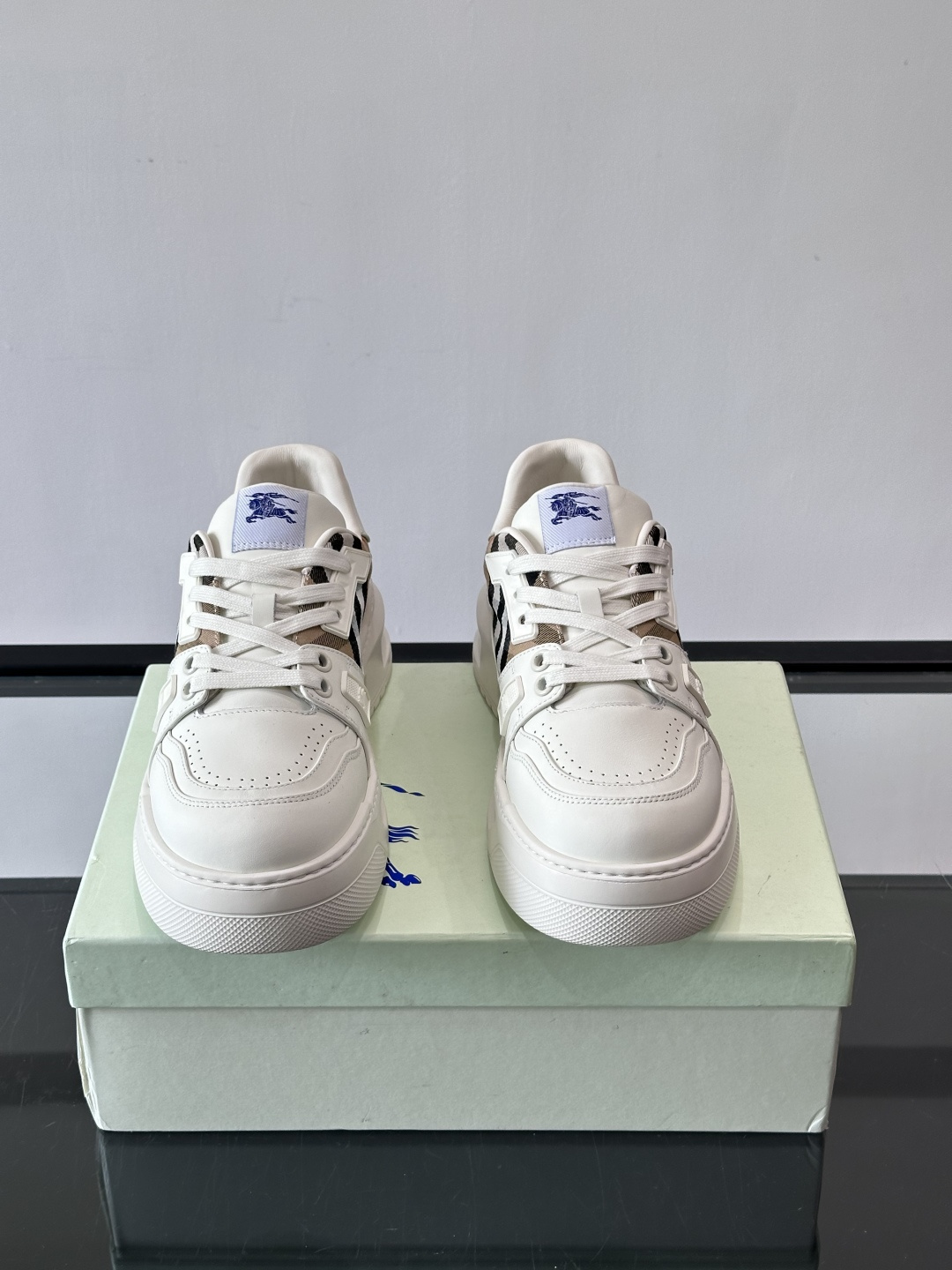 ◾️▫️B家男士经典低帮运动鞋，以 Vintage 复古格纹棉与牛皮材质焕新演绎，装饰焕新的品牌徽标。头