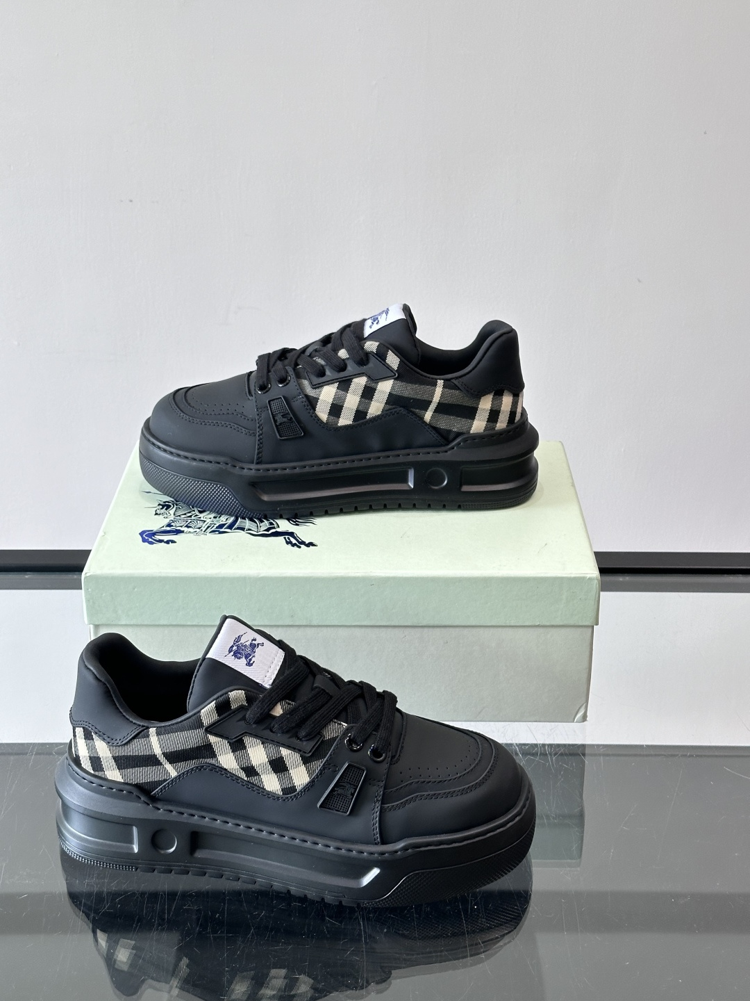 ◾️▫️B家男士经典低帮运动鞋，以 Vintage 复古格纹棉与牛皮材质焕新演绎，装饰焕新的品牌徽标。头