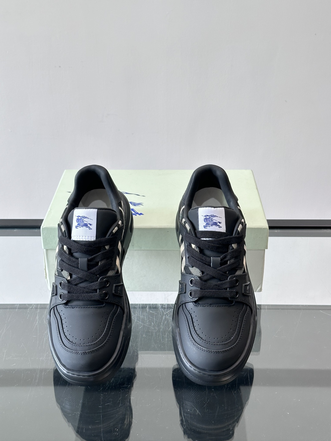 ◾️▫️B家男士经典低帮运动鞋，以 Vintage 复古格纹棉与牛皮材质焕新演绎，装饰焕新的品牌徽标。头