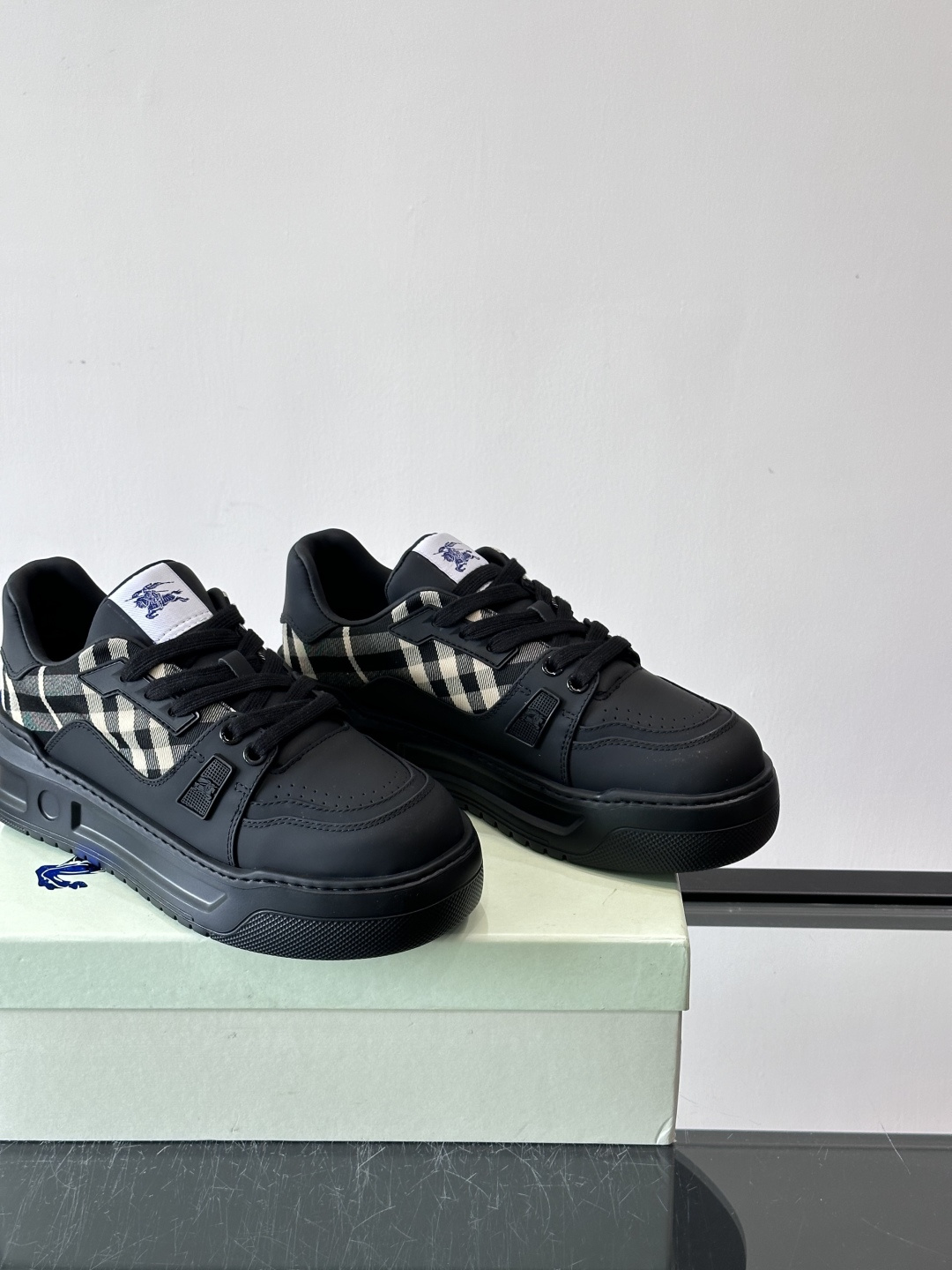 ◾️▫️B家男士经典低帮运动鞋，以 Vintage 复古格纹棉与牛皮材质焕新演绎，装饰焕新的品牌徽标。头