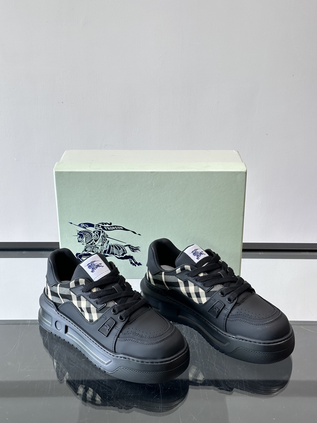 ◾️▫️B家男士经典低帮运动鞋，以 Vintage 复古格纹棉与牛皮材质焕新演绎，装饰焕新的品牌徽标。头