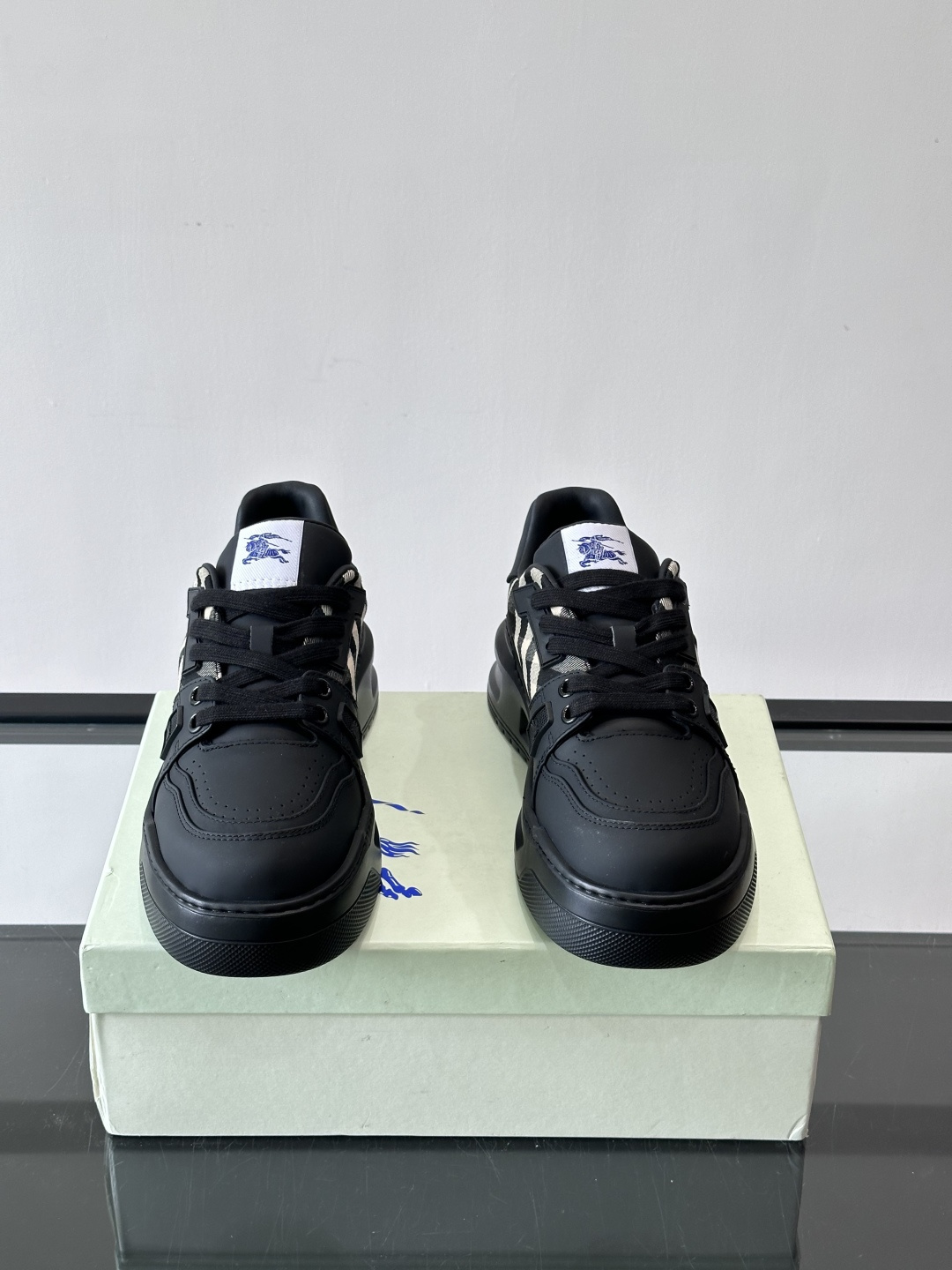 ◾️▫️B家男士经典低帮运动鞋，以 Vintage 复古格纹棉与牛皮材质焕新演绎，装饰焕新的品牌徽标。头