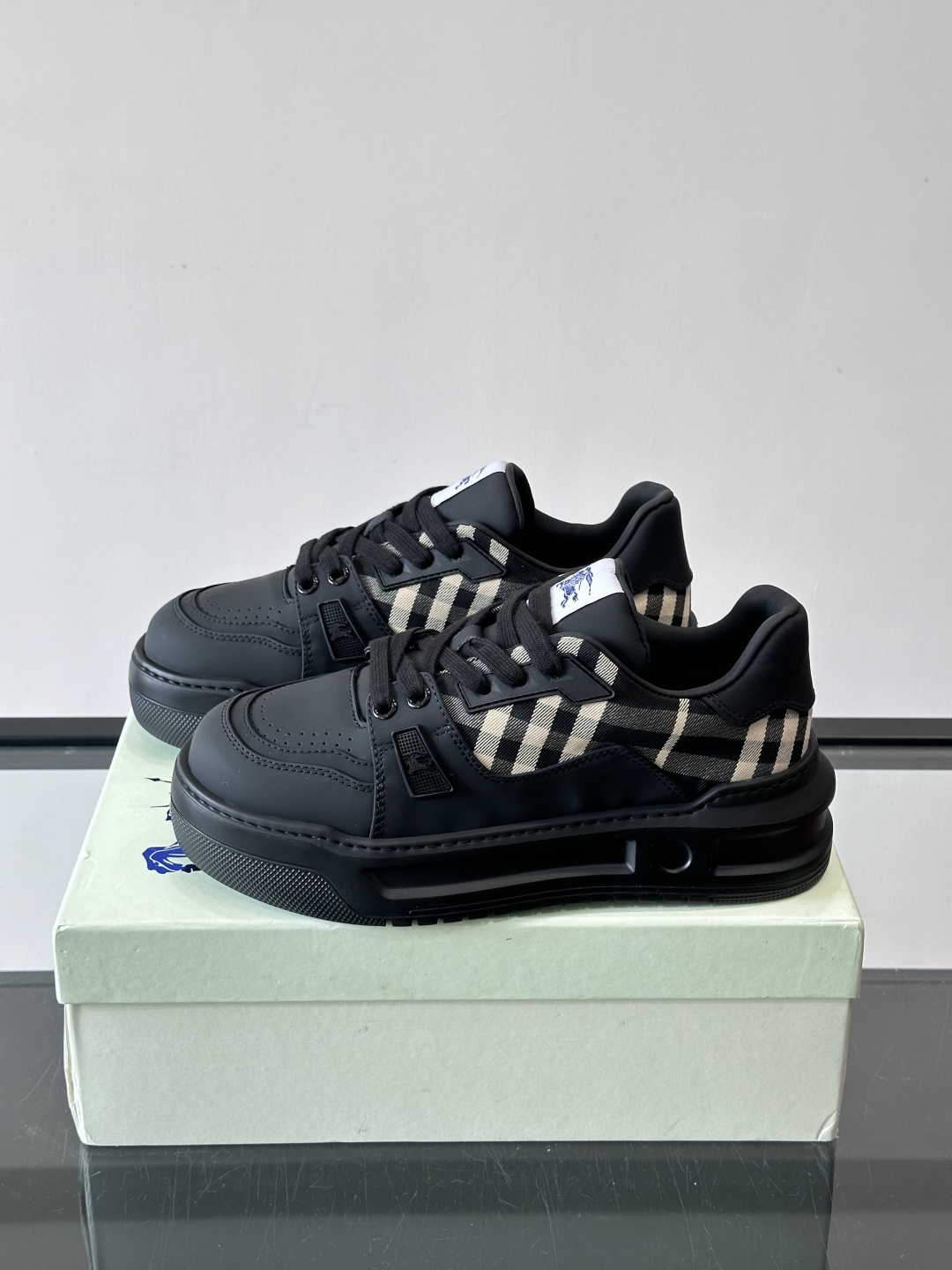 ◾️▫️B家男士经典低帮运动鞋，以 Vintage 复古格纹棉与牛皮材质焕新演绎，装饰焕新的品牌徽标。头