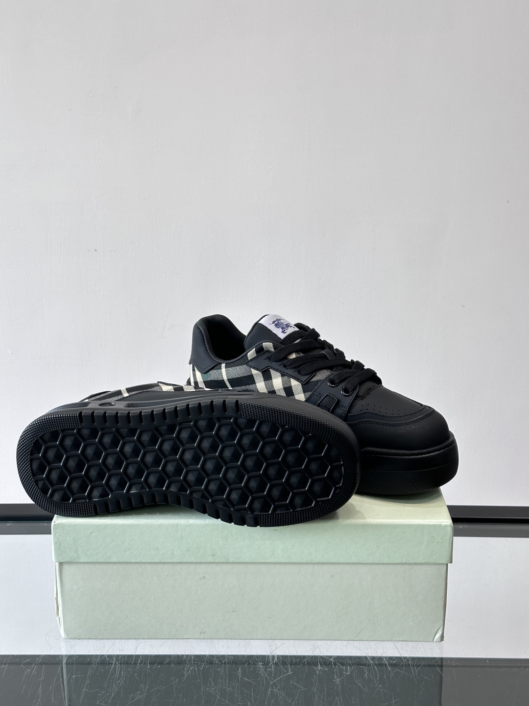 ◾️▫️B家男士经典低帮运动鞋，以 Vintage 复古格纹棉与牛皮材质焕新演绎，装饰焕新的品牌徽标。头