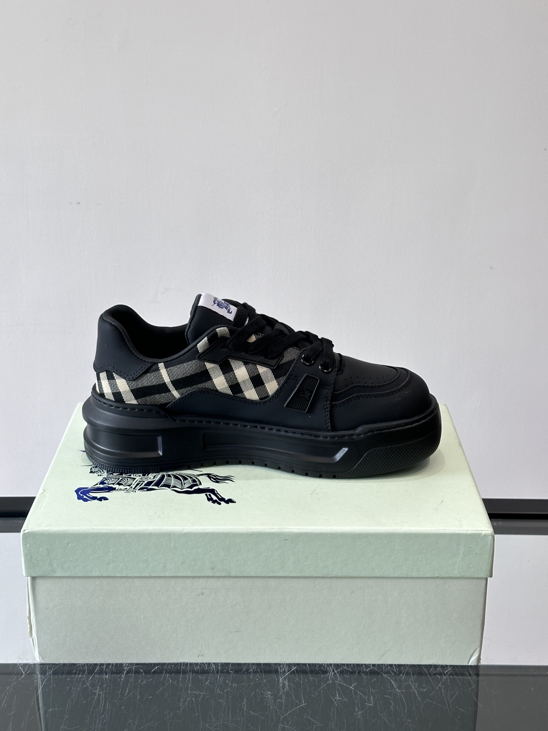 ◾️▫️B家男士经典低帮运动鞋，以 Vintage 复古格纹棉与牛皮材质焕新演绎，装饰焕新的品牌徽标。头