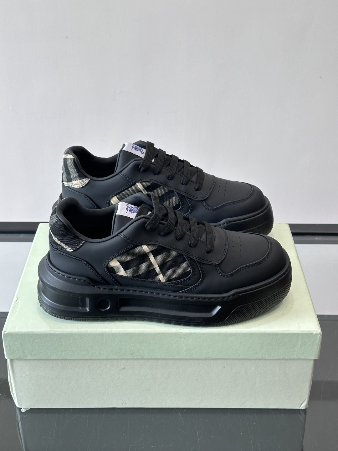 ◾️▫️B家男士经典低帮运动鞋，以 Vintage 复古格纹棉与牛皮材质焕新演绎，装饰焕新的品牌徽标。头