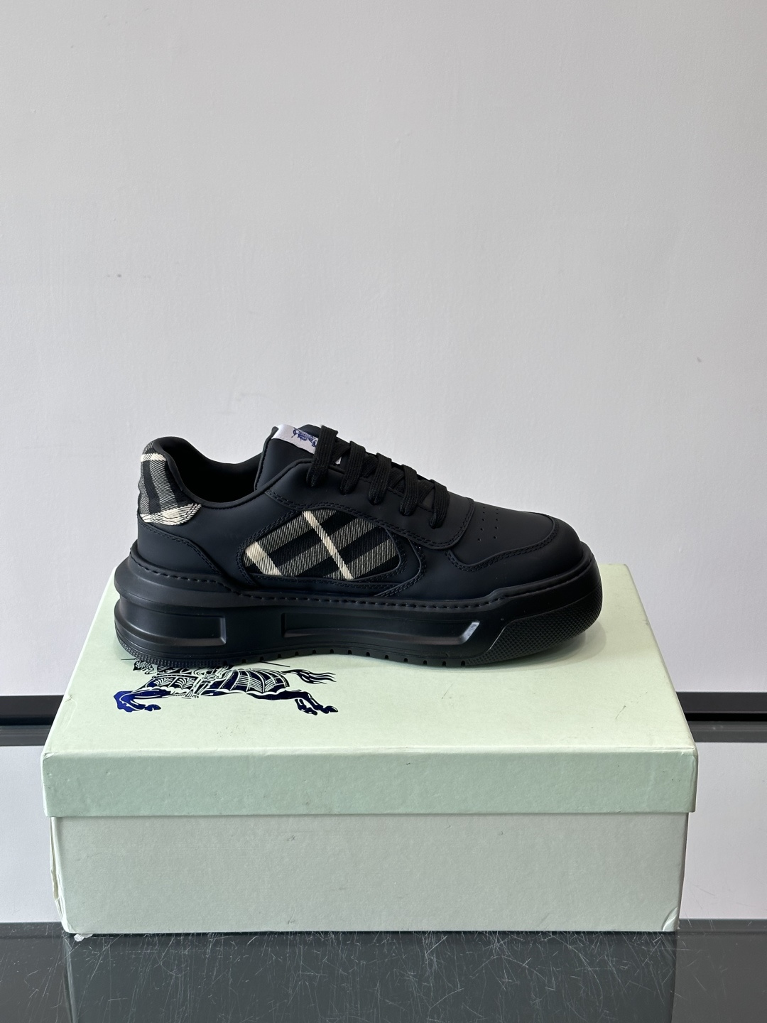 ◾️▫️B家男士经典低帮运动鞋，以 Vintage 复古格纹棉与牛皮材质焕新演绎，装饰焕新的品牌徽标。头