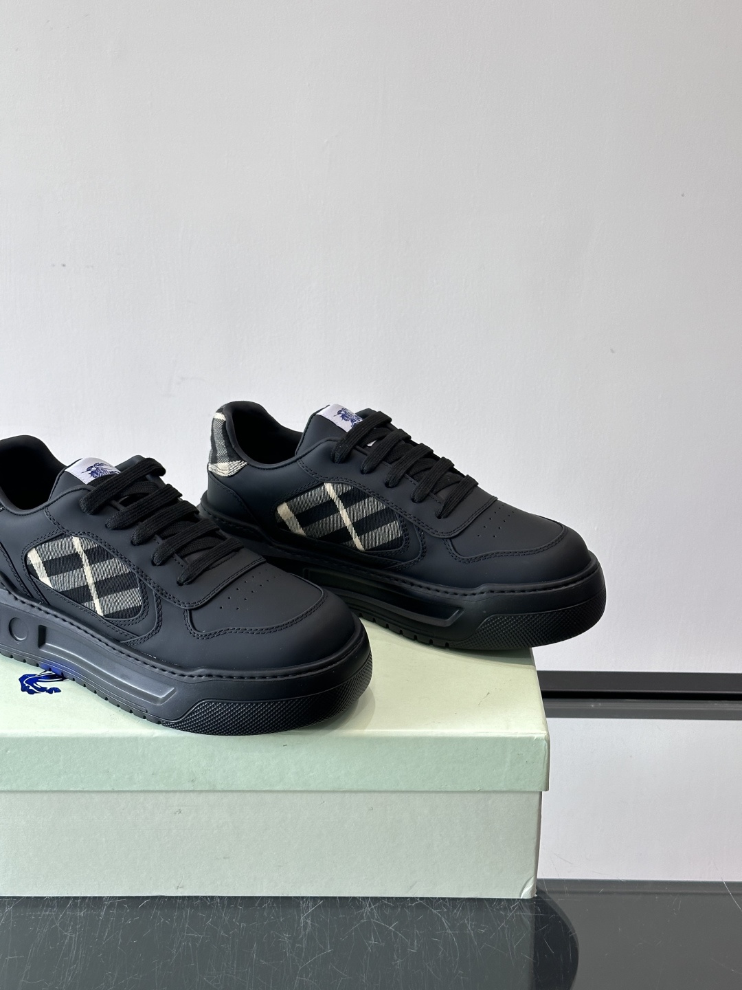 ◾️▫️B家男士经典低帮运动鞋，以 Vintage 复古格纹棉与牛皮材质焕新演绎，装饰焕新的品牌徽标。头