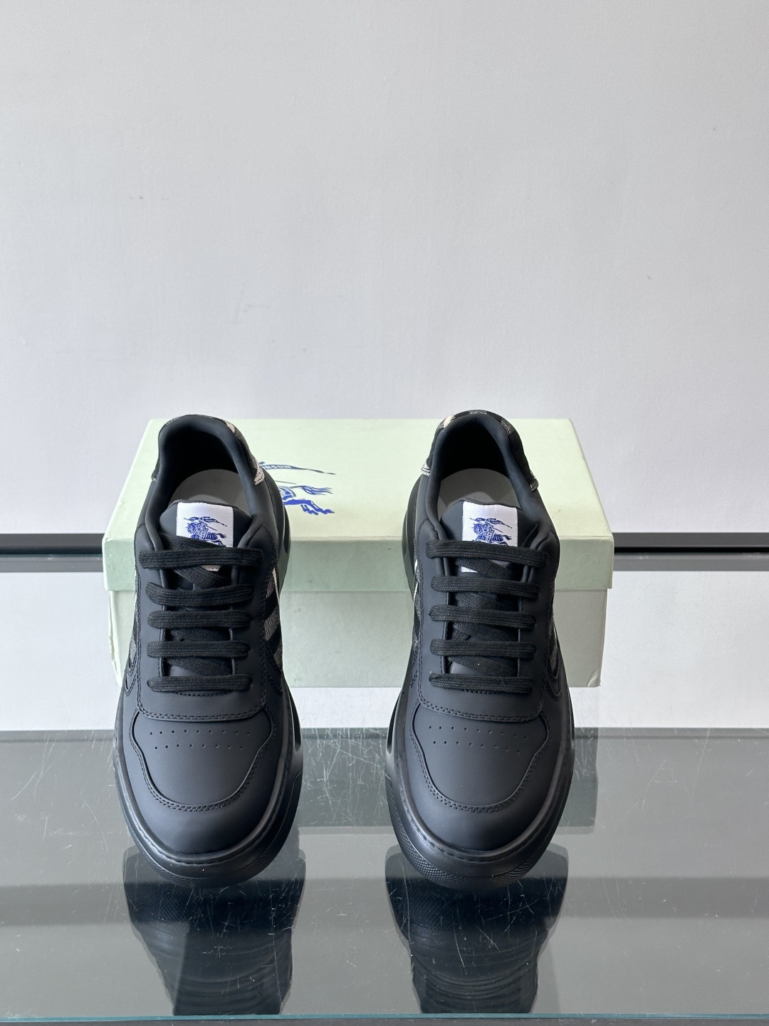 ◾️▫️B家男士经典低帮运动鞋，以 Vintage 复古格纹棉与牛皮材质焕新演绎，装饰焕新的品牌徽标。头