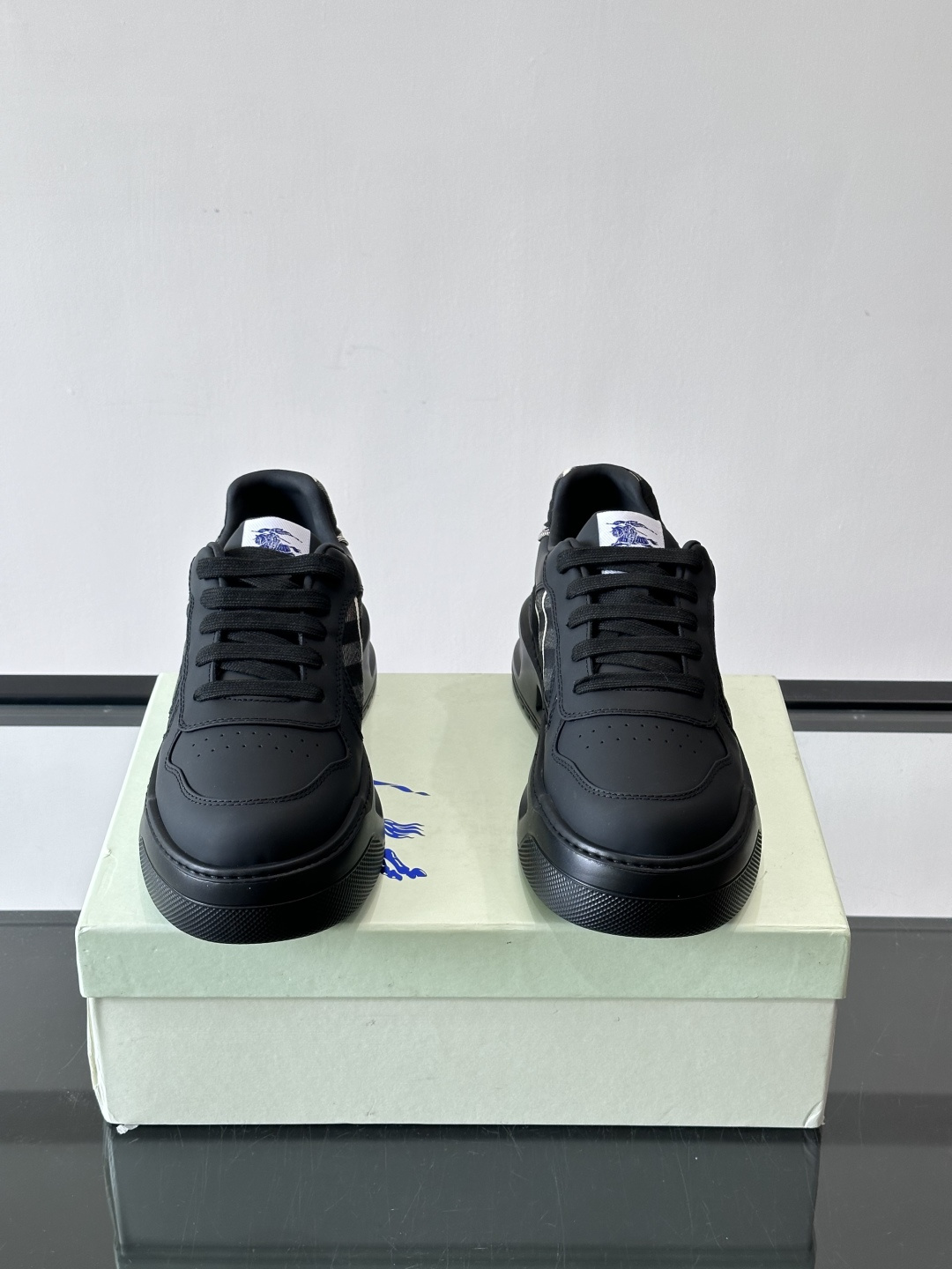 ◾️▫️B家男士经典低帮运动鞋，以 Vintage 复古格纹棉与牛皮材质焕新演绎，装饰焕新的品牌徽标。头