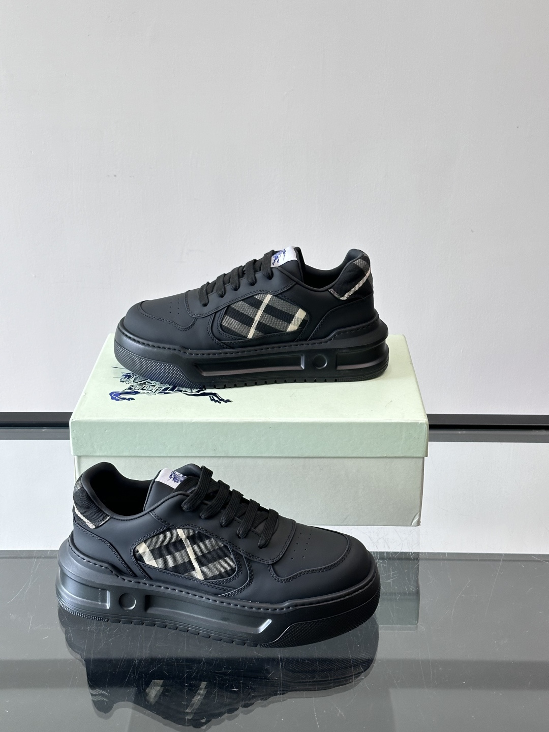 ◾️▫️B家男士经典低帮运动鞋，以 Vintage 复古格纹棉与牛皮材质焕新演绎，装饰焕新的品牌徽标。头