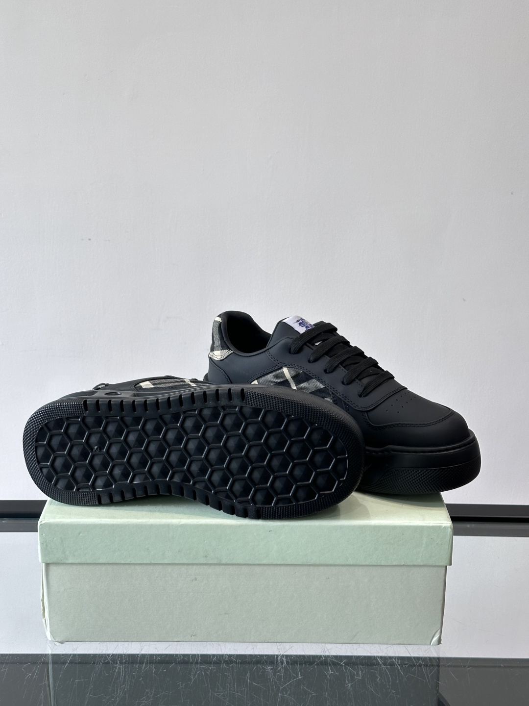 ◾️▫️B家男士经典低帮运动鞋，以 Vintage 复古格纹棉与牛皮材质焕新演绎，装饰焕新的品牌徽标。头