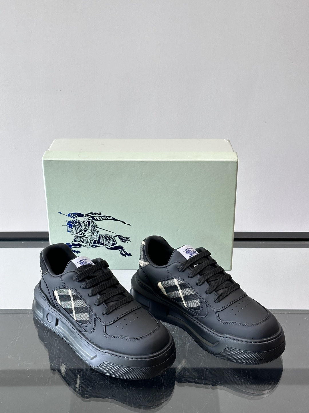 ◾️▫️B家男士经典低帮运动鞋，以 Vintage 复古格纹棉与牛皮材质焕新演绎，装饰焕新的品牌徽标。头