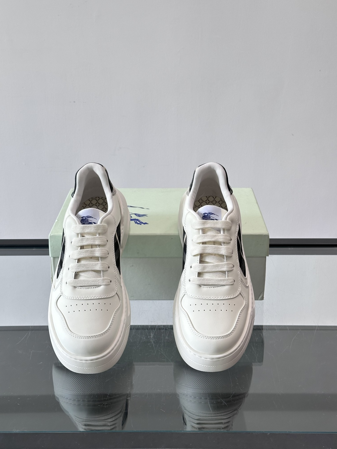 ◾️▫️B家男士经典低帮运动鞋，以 Vintage 复古格纹棉与牛皮材质焕新演绎，装饰焕新的品牌徽标。头