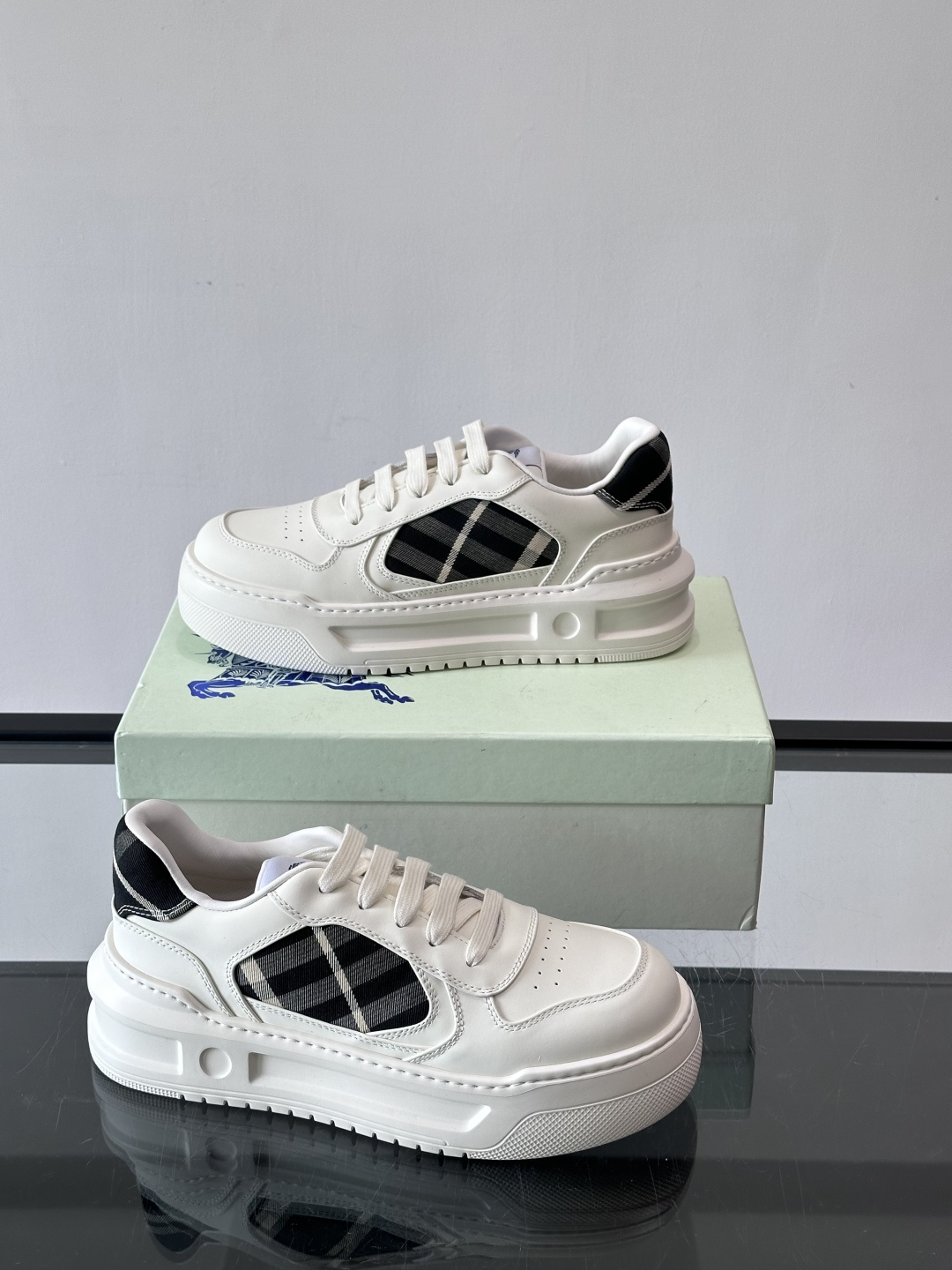 ◾️▫️B家男士经典低帮运动鞋，以 Vintage 复古格纹棉与牛皮材质焕新演绎，装饰焕新的品牌徽标。头