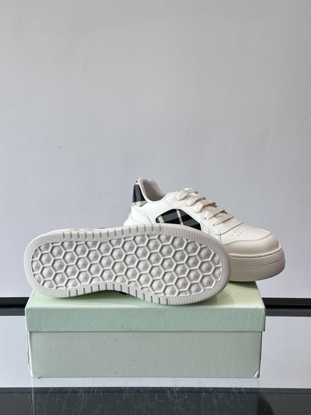 ◾️▫️B家男士经典低帮运动鞋，以 Vintage 复古格纹棉与牛皮材质焕新演绎，装饰焕新的品牌徽标。头