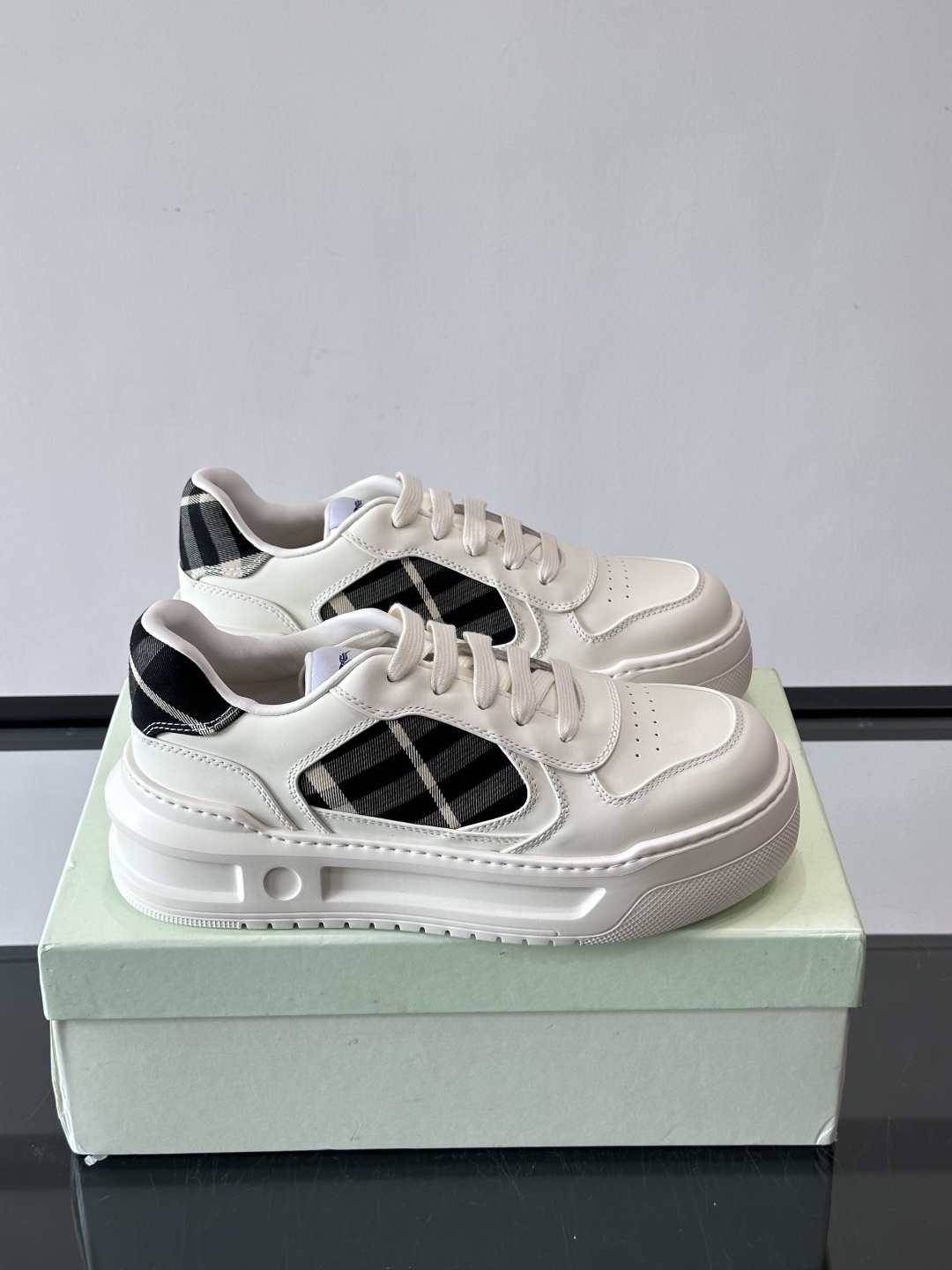 ◾️▫️B家男士经典低帮运动鞋，以 Vintage 复古格纹棉与牛皮材质焕新演绎，装饰焕新的品牌徽标。头