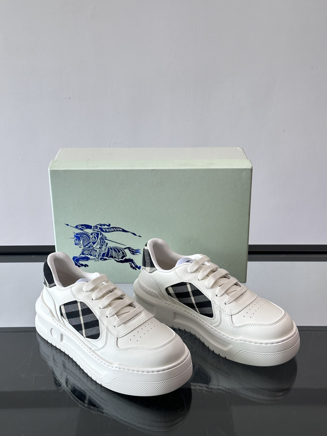 ◾️▫️B家男士经典低帮运动鞋，以 Vintage 复古格纹棉与牛皮材质焕新演绎，装饰焕新的品牌徽标。头