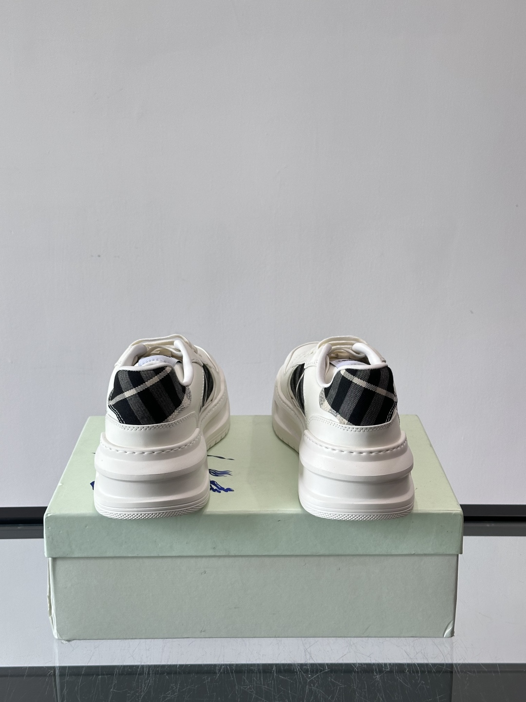 ◾️▫️B家男士经典低帮运动鞋，以 Vintage 复古格纹棉与牛皮材质焕新演绎，装饰焕新的品牌徽标。头
