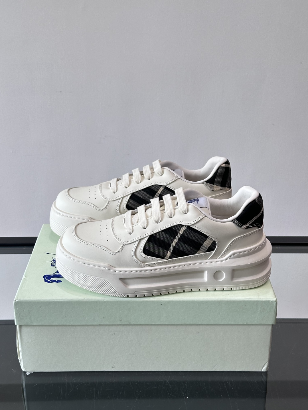 ◾️▫️B家男士经典低帮运动鞋，以 Vintage 复古格纹棉与牛皮材质焕新演绎，装饰焕新的品牌徽标。头