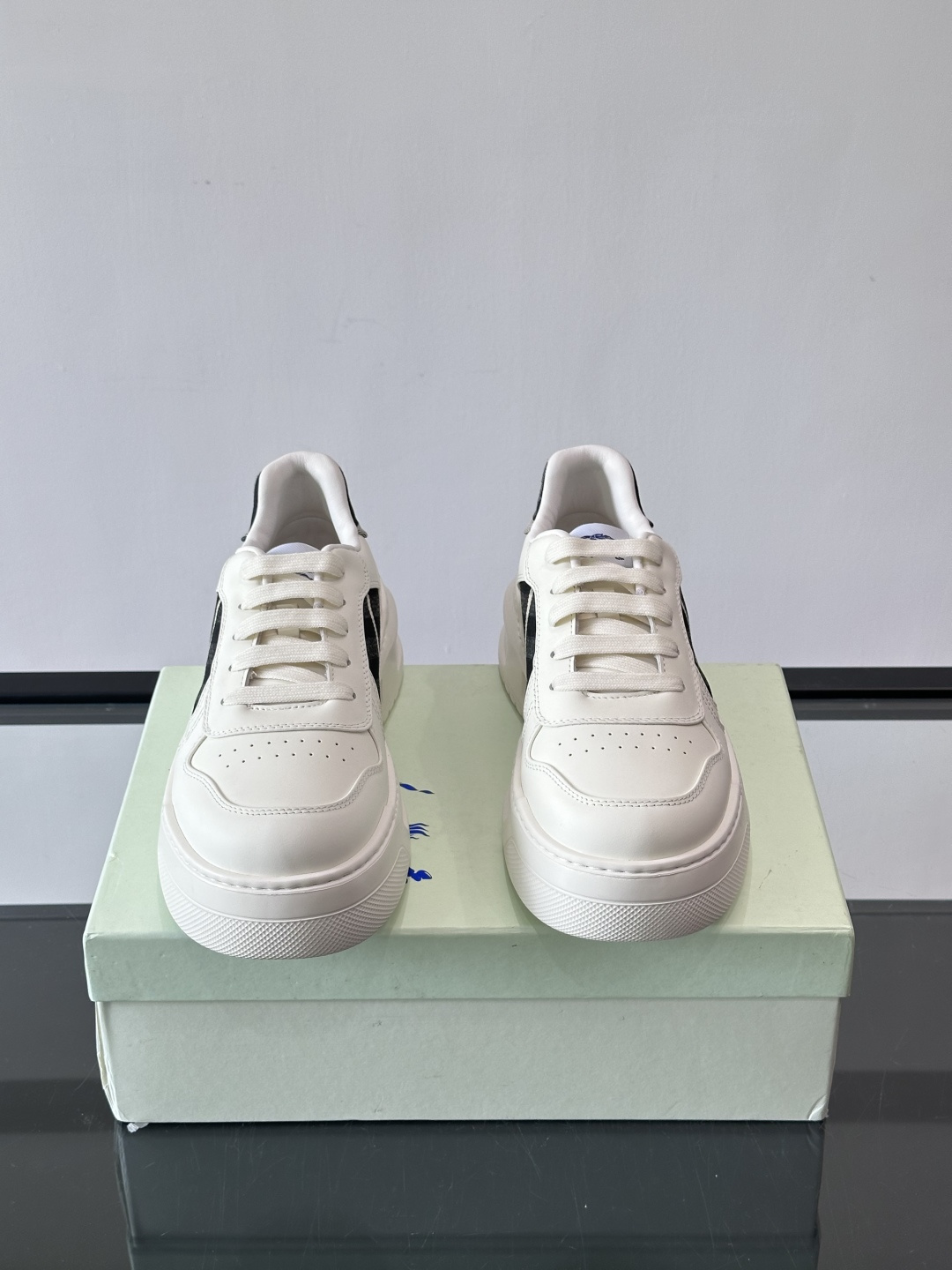 ◾️▫️B家男士经典低帮运动鞋，以 Vintage 复古格纹棉与牛皮材质焕新演绎，装饰焕新的品牌徽标。头