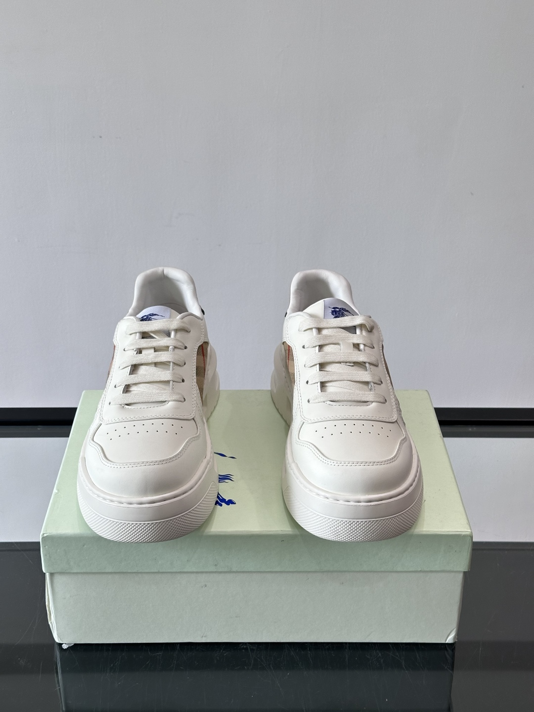 ◾️▫️B家男士经典低帮运动鞋，以 Vintage 复古格纹棉与牛皮材质焕新演绎，装饰焕新的品牌徽标。头