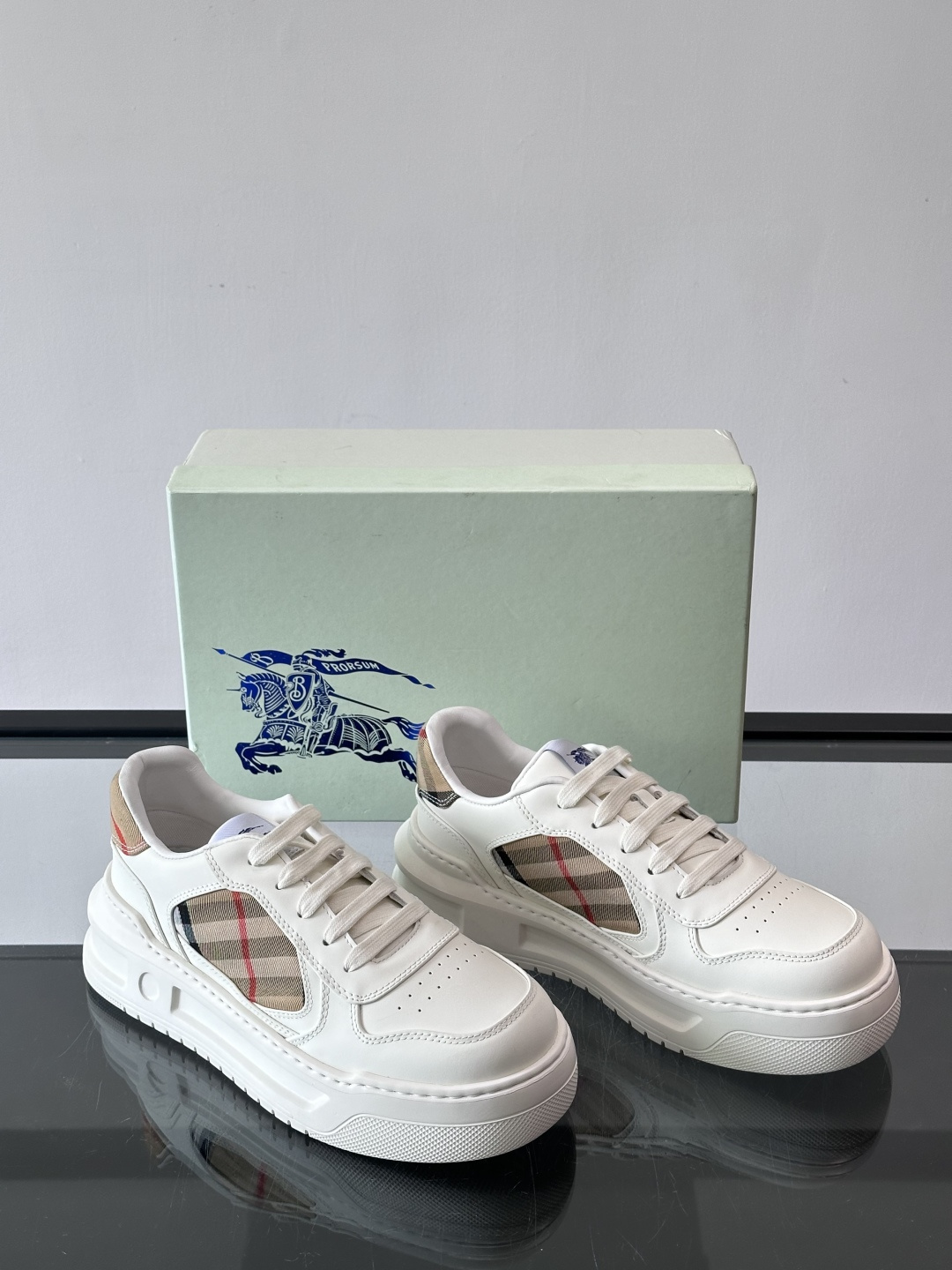 ◾️▫️B家男士经典低帮运动鞋，以 Vintage 复古格纹棉与牛皮材质焕新演绎，装饰焕新的品牌徽标。头