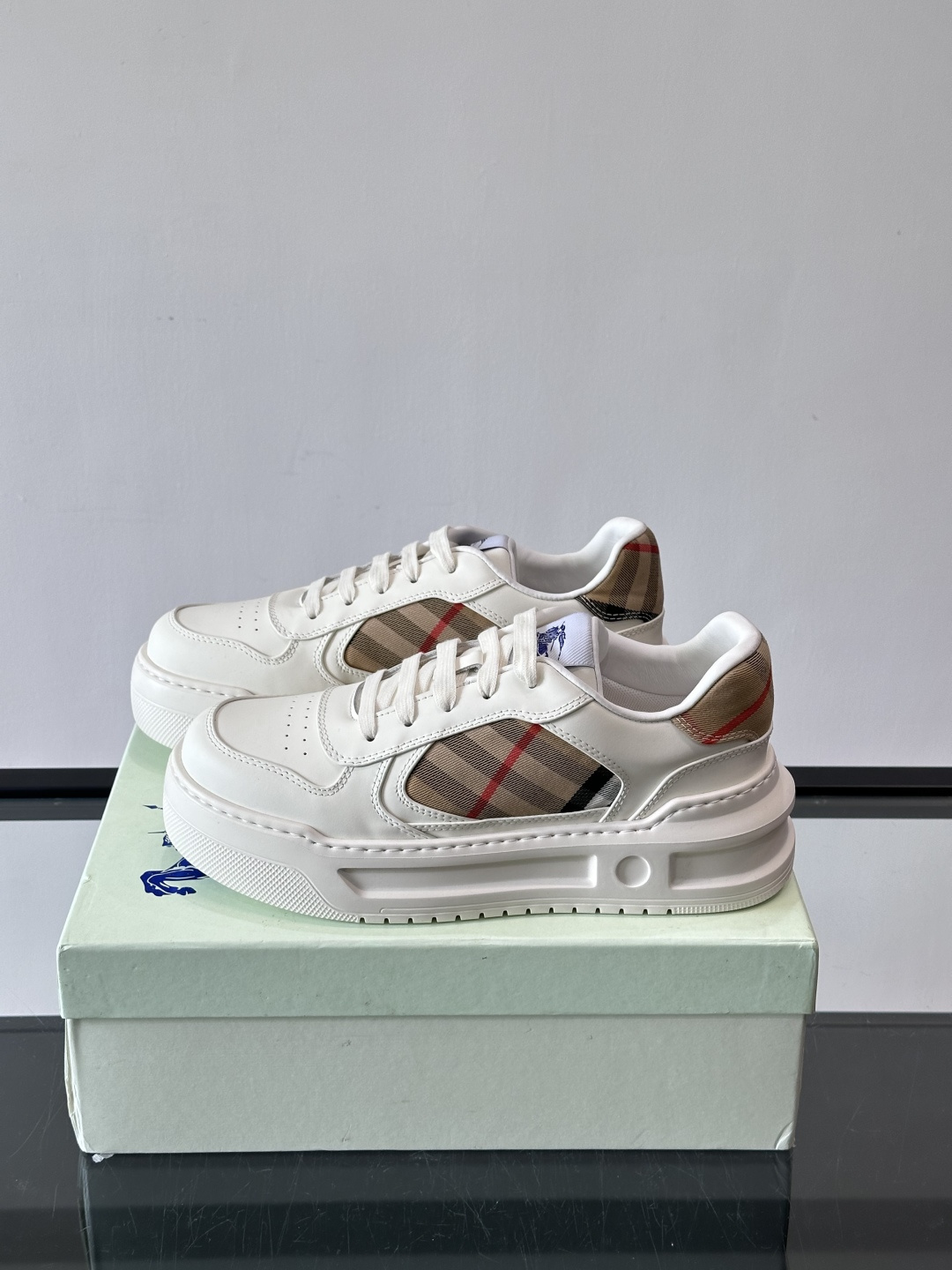 ◾️▫️B家男士经典低帮运动鞋，以 Vintage 复古格纹棉与牛皮材质焕新演绎，装饰焕新的品牌徽标。头