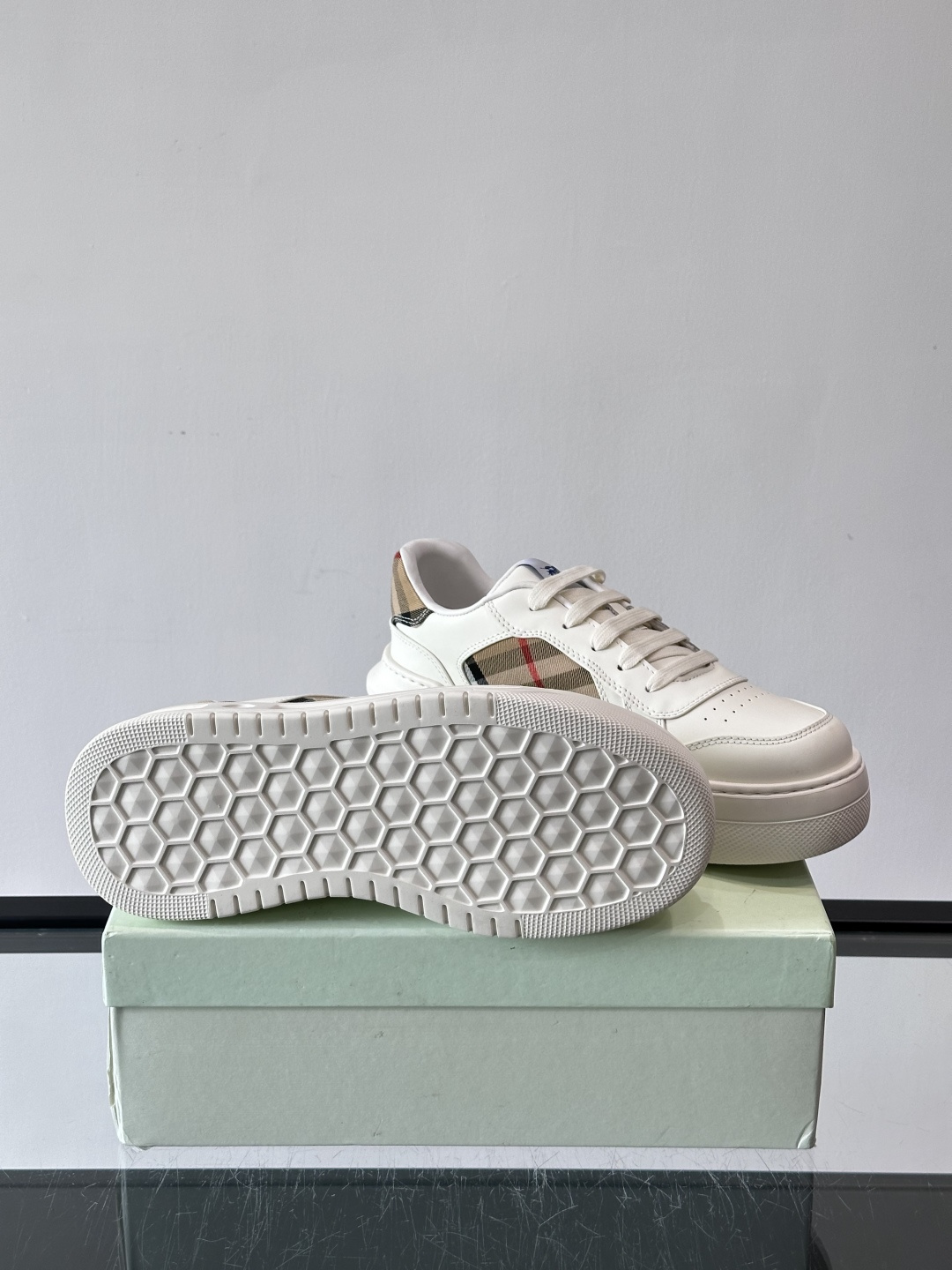 ◾️▫️B家男士经典低帮运动鞋，以 Vintage 复古格纹棉与牛皮材质焕新演绎，装饰焕新的品牌徽标。头