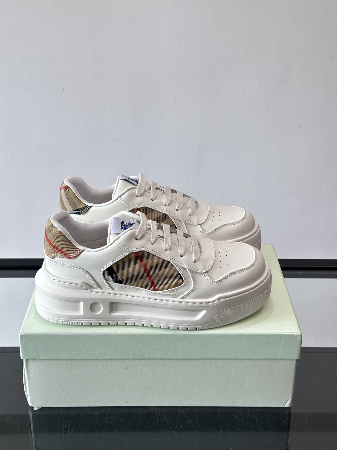 ◾️▫️B家男士经典低帮运动鞋，以 Vintage 复古格纹棉与牛皮材质焕新演绎，装饰焕新的品牌徽标。头