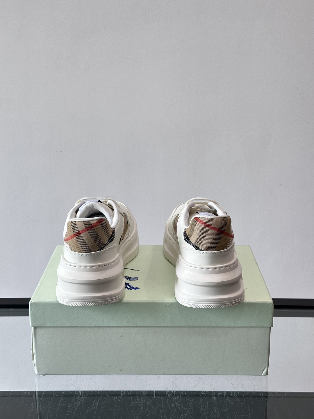 ◾️▫️B家男士经典低帮运动鞋，以 Vintage 复古格纹棉与牛皮材质焕新演绎，装饰焕新的品牌徽标。头