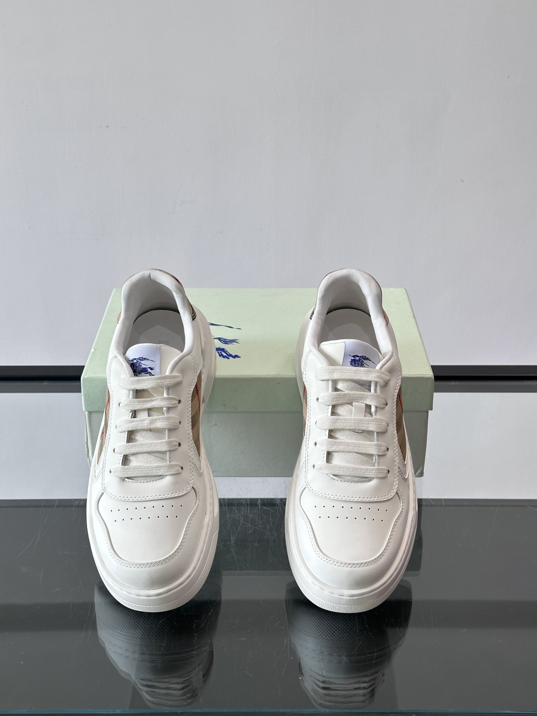 ◾️▫️B家男士经典低帮运动鞋，以 Vintage 复古格纹棉与牛皮材质焕新演绎，装饰焕新的品牌徽标。头