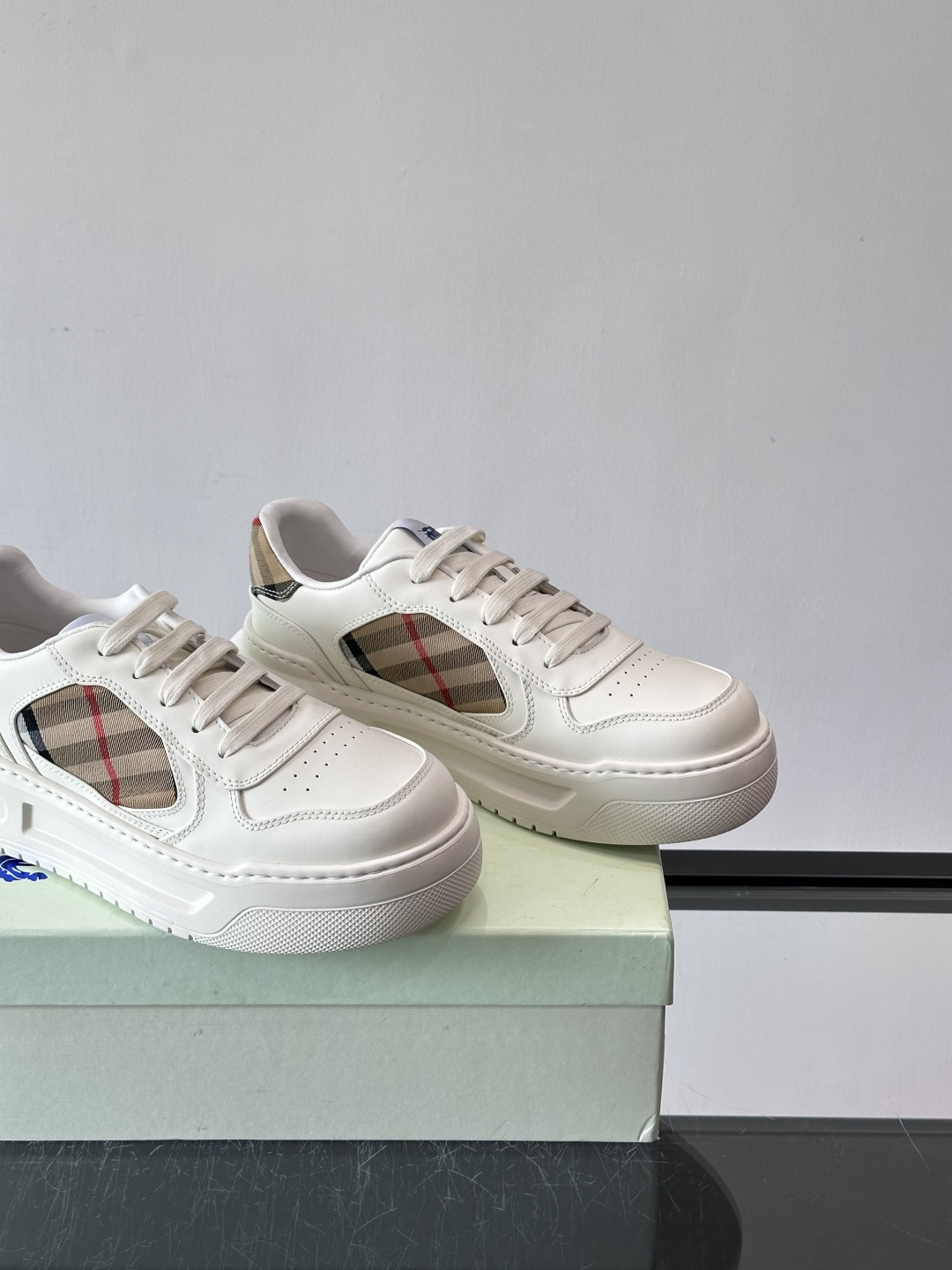 ◾️▫️B家男士经典低帮运动鞋，以 Vintage 复古格纹棉与牛皮材质焕新演绎，装饰焕新的品牌徽标。头