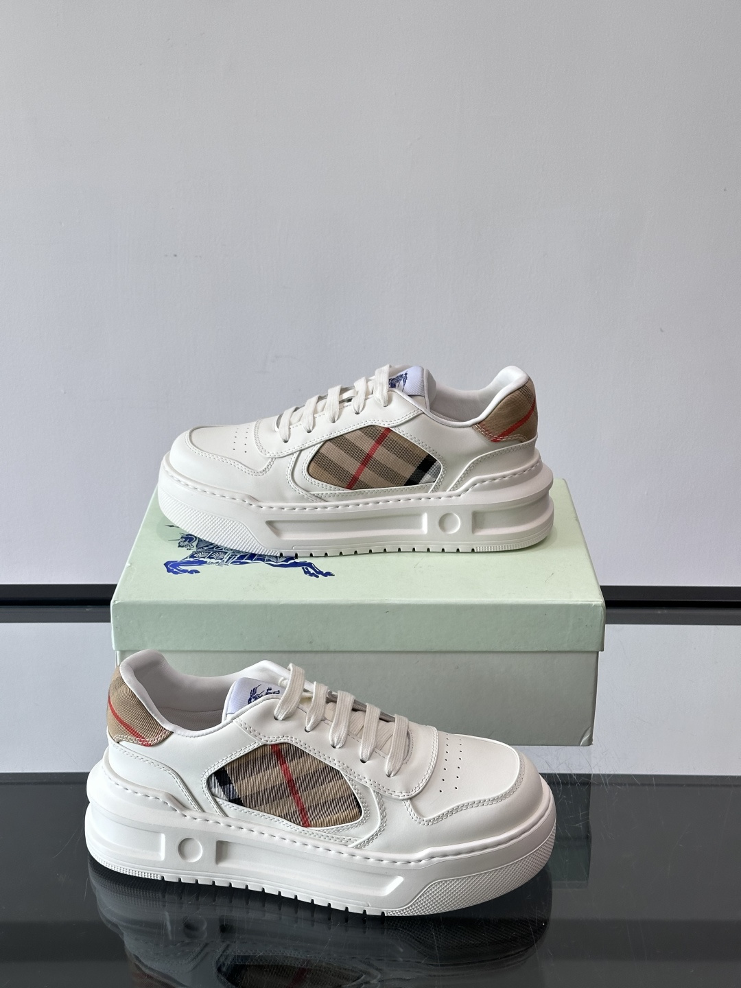 ◾️▫️B家男士经典低帮运动鞋，以 Vintage 复古格纹棉与牛皮材质焕新演绎，装饰焕新的品牌徽标。头