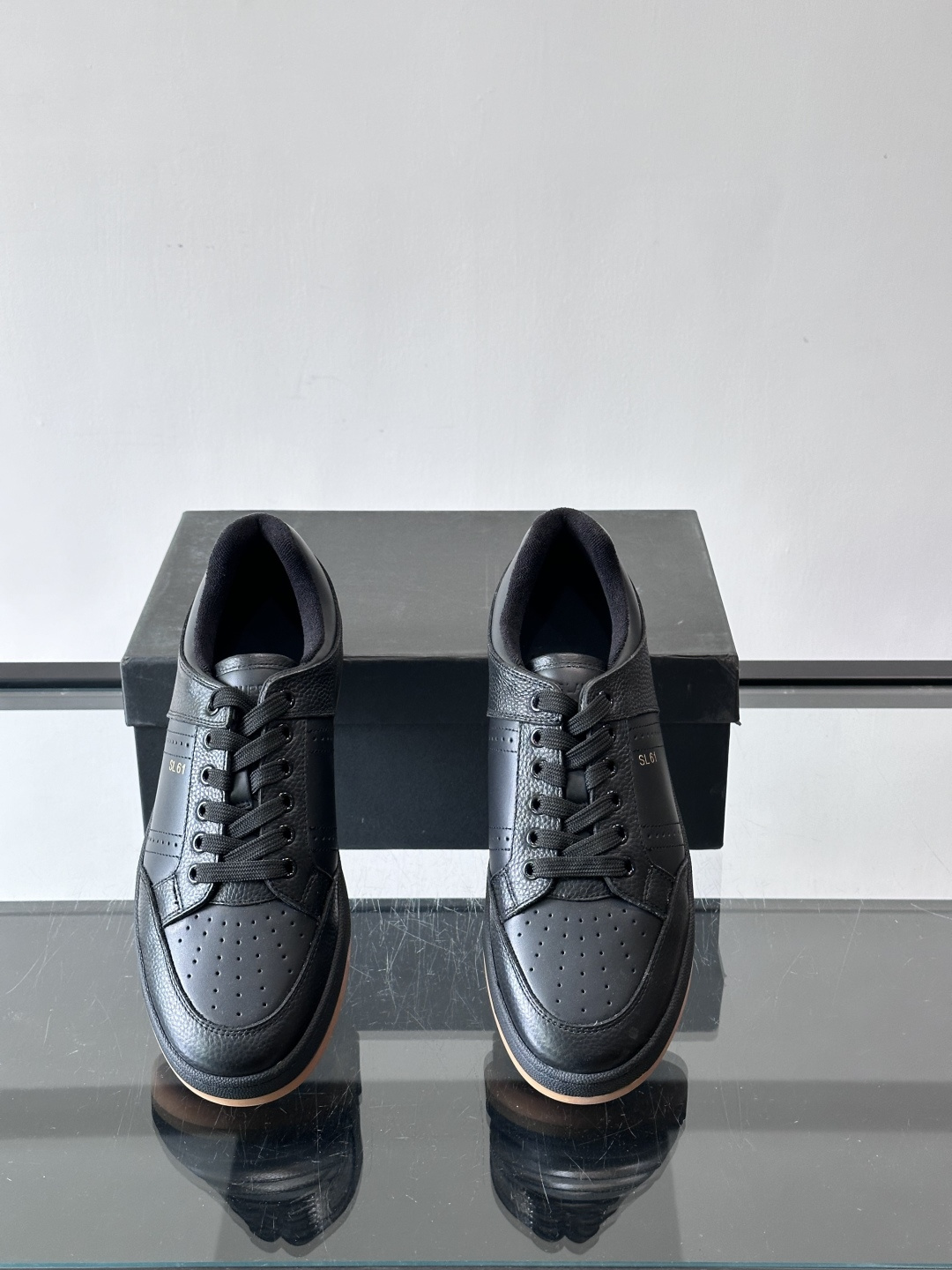 Saint Laurent SL61小白鞋，光滑小牛皮＋粒面牛皮拼接，多孔皮革细节，质感满分。鞋侧金色“