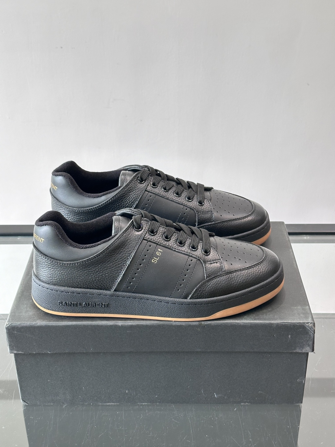 Saint Laurent SL61小白鞋，光滑小牛皮＋粒面牛皮拼接，多孔皮革细节，质感满分。鞋侧金色“